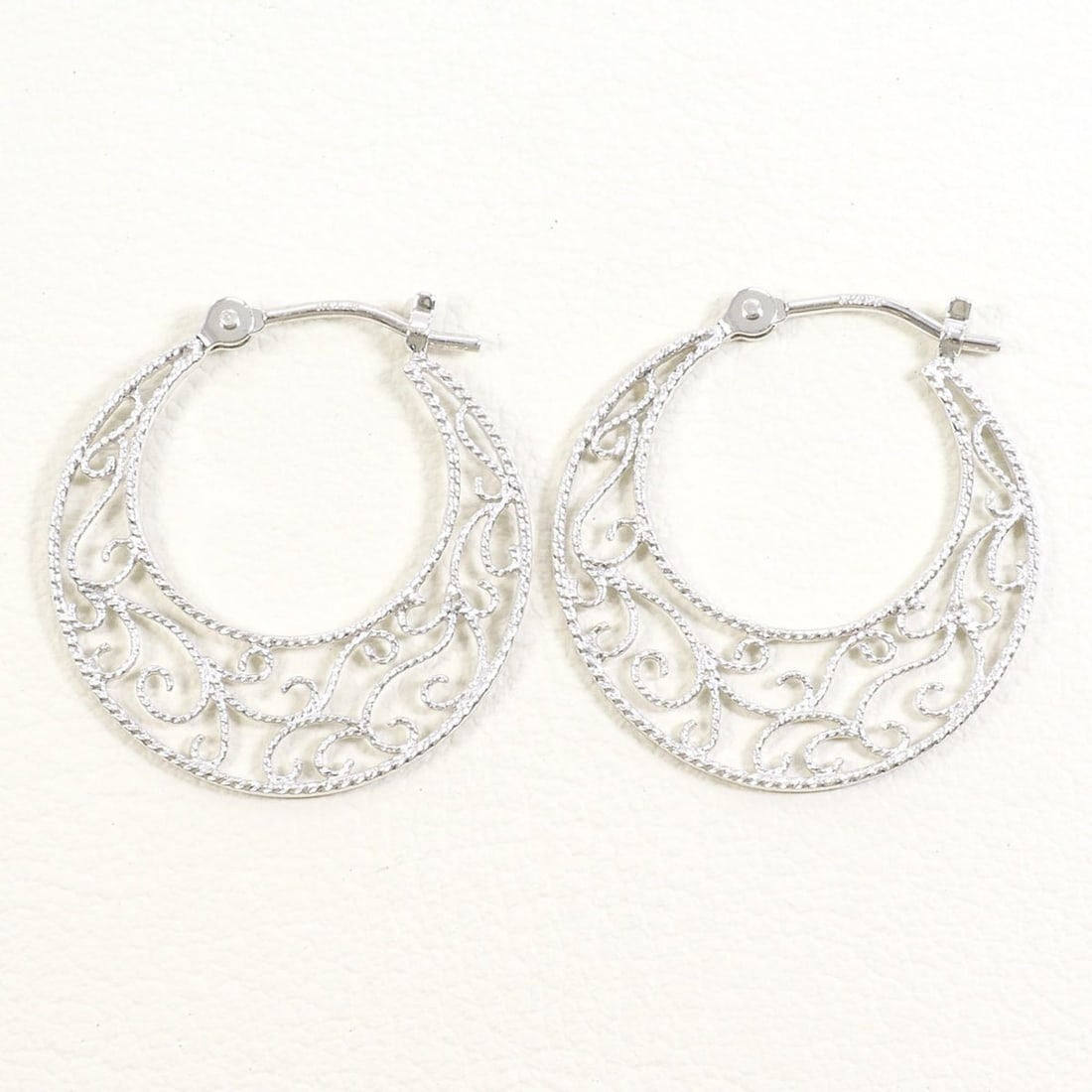 K14 14K WG White Gold Earrings, Total Weight 1.5g, Like New Jewelry: --- Catalog ---Category: SizeWeight: 1.5g / 0.05oz.Category: DesignType: Hoop earringsColor: White goldMetal: White GoldGender: WomenMaterial: White gold (14K)Metal Purity: 14KCategory: GeneralBrand: 