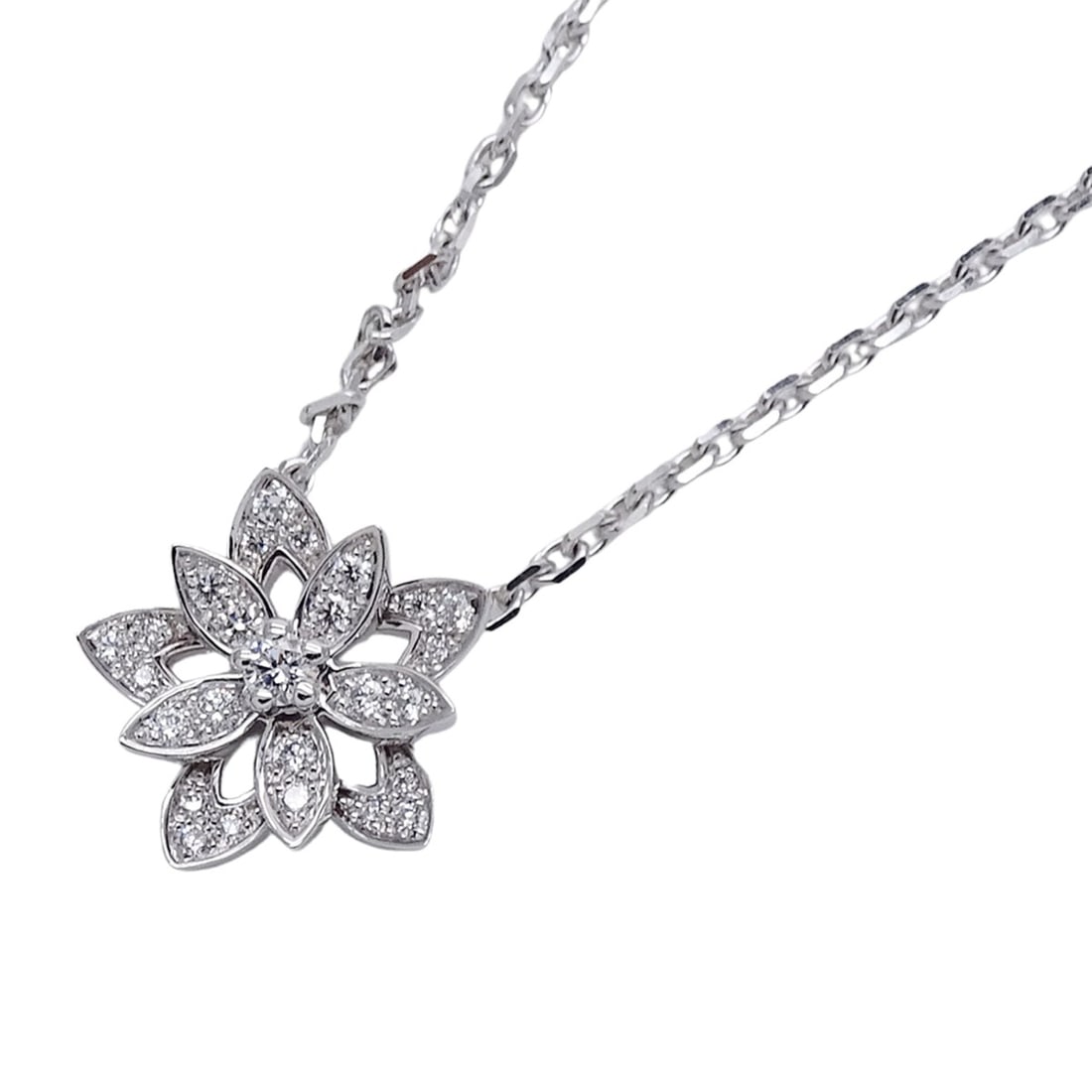 Van Cleef & Arpels women's necklace, brand name, 750WG diamond lotus mini white gold jewelry.: --- Catalog ---Category: SizePendant Size: 11.5mm x 12mm / 0.45'' x 0.47''Neck Circumference: 42 cm / 16.53''Category: DesignColor: White goldGender: WomenMaterial: White gold (18K)Necklace Type: Neck