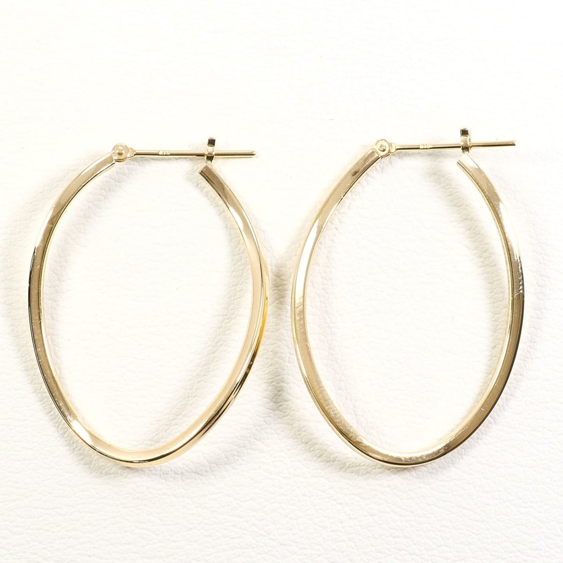 K10 10K YG Yellow Gold Earrings, Total Weight 1.4g, Like New Jewelry: --- Catalog ---Category: SizeWeight: 1.4g / 0.04oz.Category: DesignType: Hoop earringsColor: Yellow goldMetal: GoldGender: WomenMaterial: Yellow gold (10K)Metal Purity: 10KCategory: GeneralBrand: Unbr