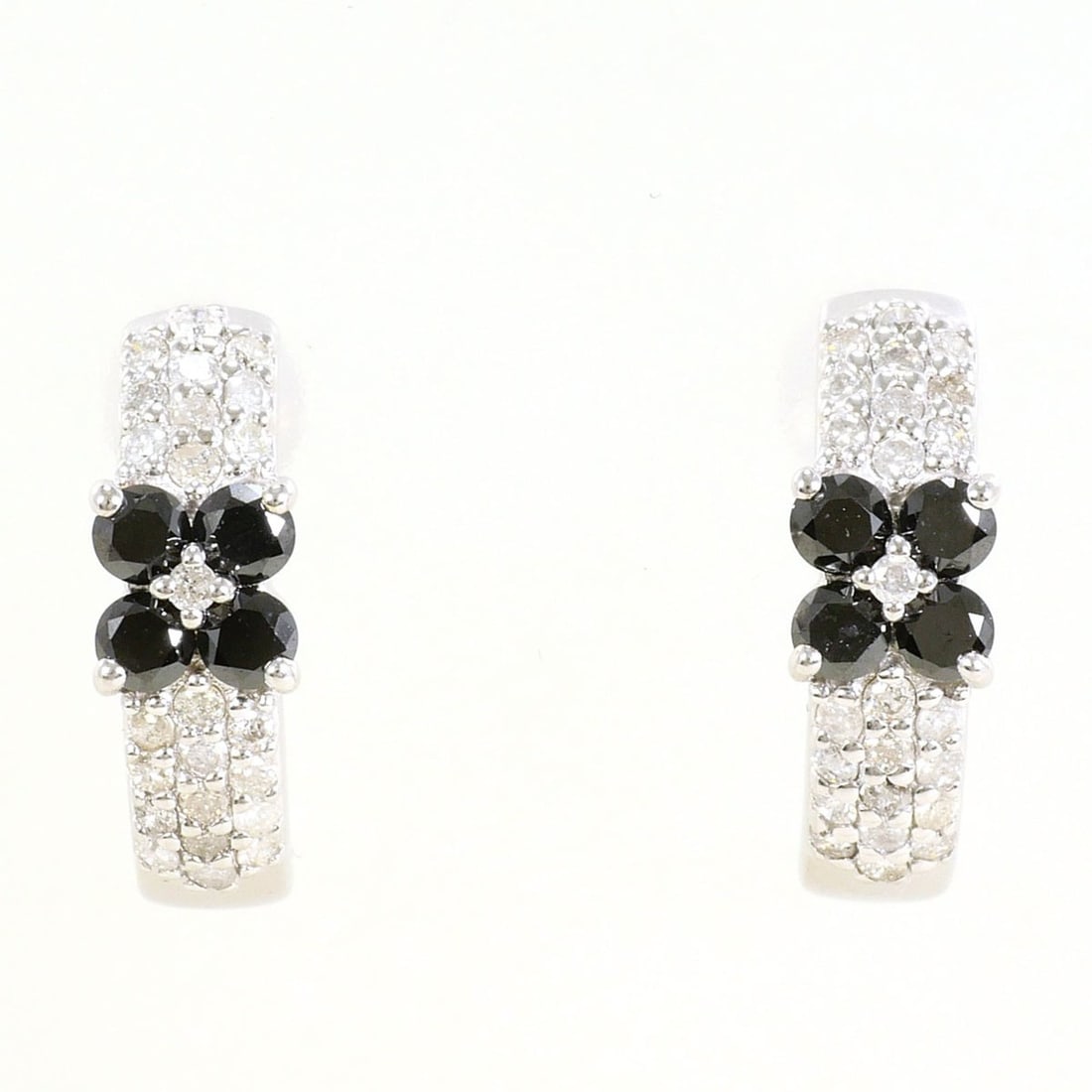 K14 14K WG White Gold Earrings with Black Diamond (no carat marking) and marking). Total weight: --- Catalog ---Category: SizeWeight: 2g / 0.07oz.Category: DesignType: Stud earringsColor: Black, White goldMetal: White GoldStone: DiamondGender: WomenMaterial: White gold (14K)Metal Purity: 14KCateg