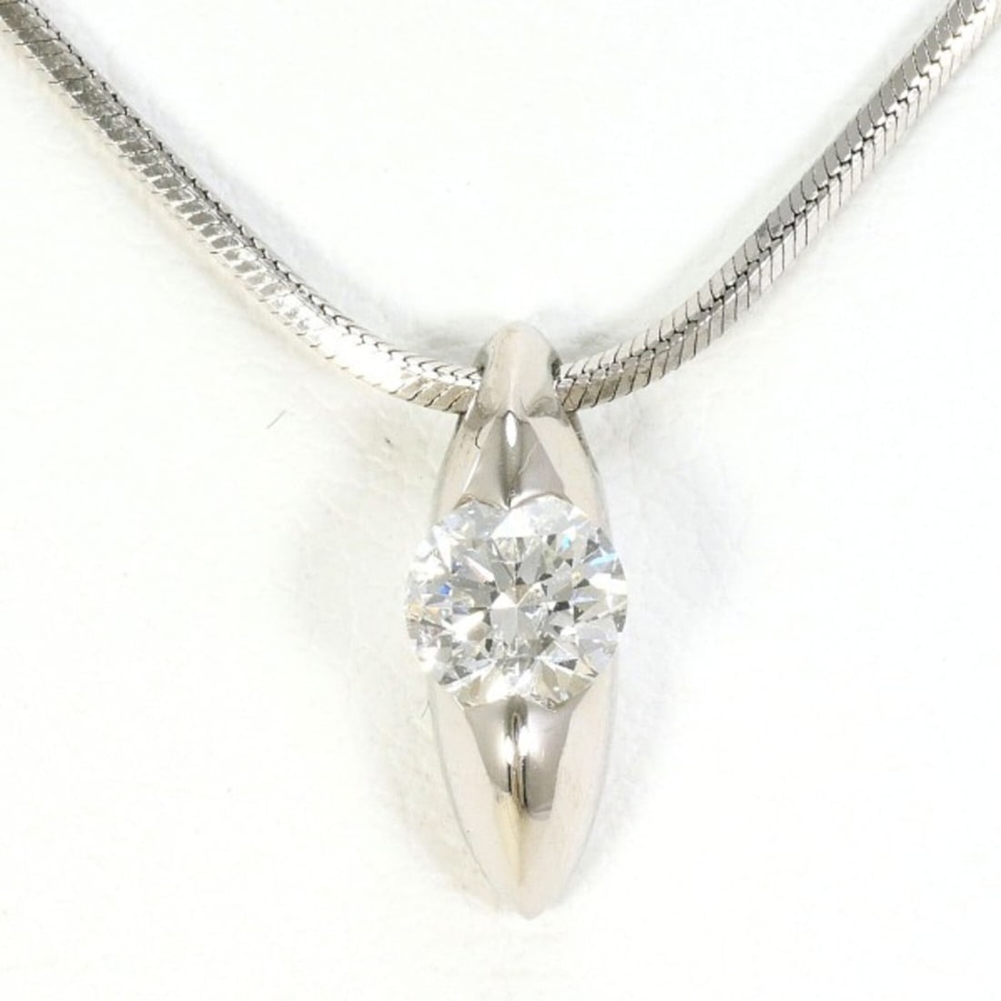 PT900 Platinum PT850 Necklace with 0.30ct Diamond, Certificate of Authenticity, Total Weight Approx.: --- Catalog ---Category: SizeWeight: 6g / 0.21oz.Pendant Size: 12mm x 5mm / 0.47'' x 0.19''Neck Circumference: 45 cm / 17.71''Category: DesignColor: PlatinumMetal: PlatinumStone: DiamondGender: WomenM