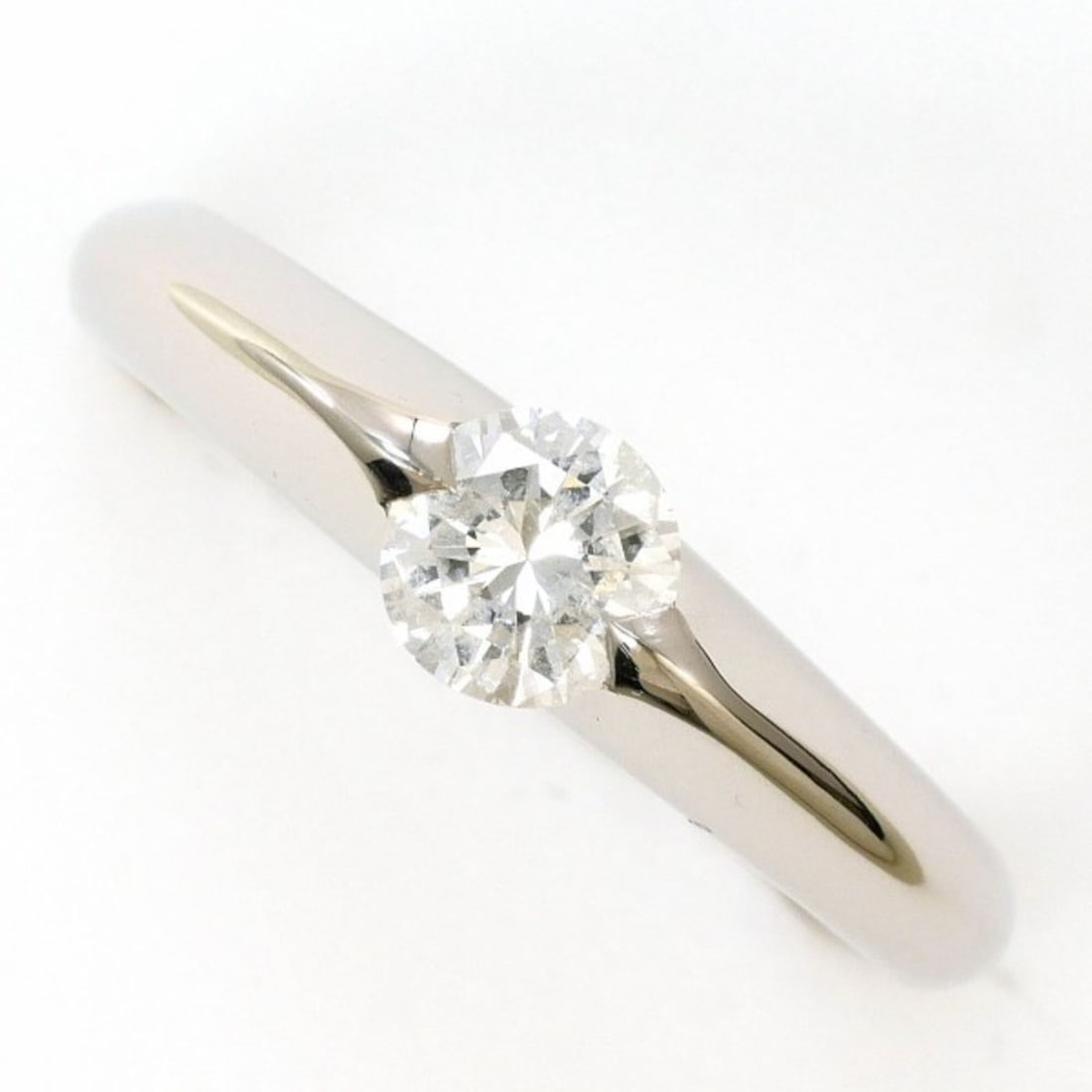 PT900 Platinum Ring, 1 Diamond (0.421 carat), Certificate of Authenticity, Total Weight Approx.: --- Catalog ---Category: SizeWidth: 5mm / 0.2''Weight: 5.4g / 0.19oz.JP Size: 11US Size: 6Category: DesignType: Band ringColor: PlatinumMetal: PlatinumStone: DiamondGender: WomenMaterial: Platinum 900