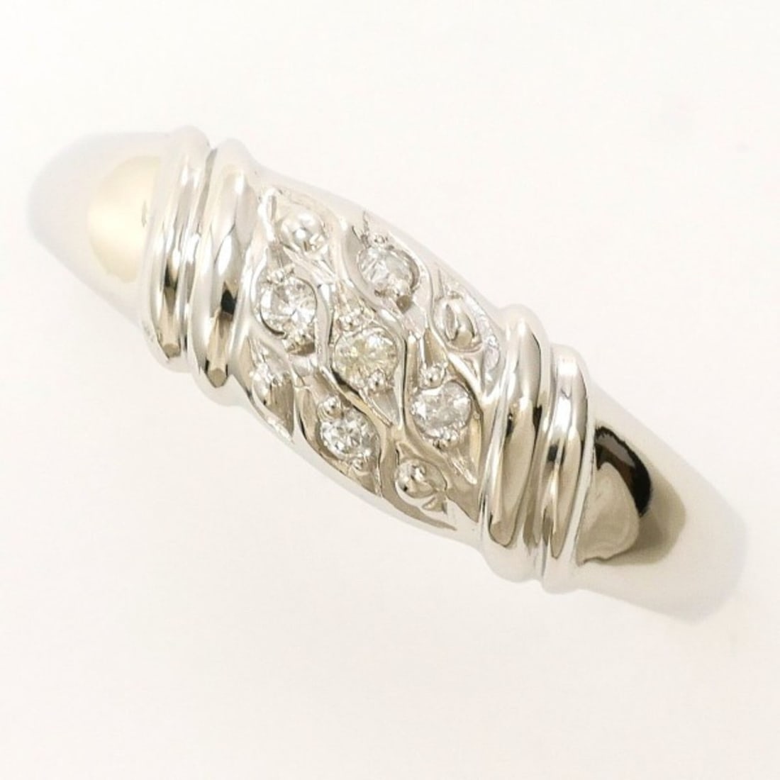 PT850 Platinum Ring, 1 Diamond (0.05 carat), Total Weight Approx. 2.8g, Used Jewelry, Like New: --- Catalog ---Category: SizeWidth: 5mm / 0.2''Weight: 2.8g / 0.09oz.JP Size: 14US Size: 7Category: DesignType: Band ringColor: PlatinumMetal: PlatinumStone: DiamondGender: WomenMaterial: Platinum 850