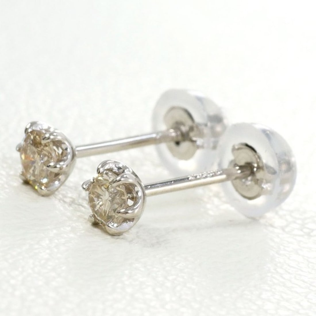 PT900 Platinum Earrings with 0.10ct Diamonds x 2, Total Weight Approx. 0.4g, Used Jewelry, Like New: --- Catalog ---Category: SizeWeight: 0.4g / 0.01oz.Category: DesignType: Stud earringsColor: PlatinumMetal: PlatinumStone: DiamondGender: WomenMaterial: Platinum 900Weight (ct.): 0.10Category: General