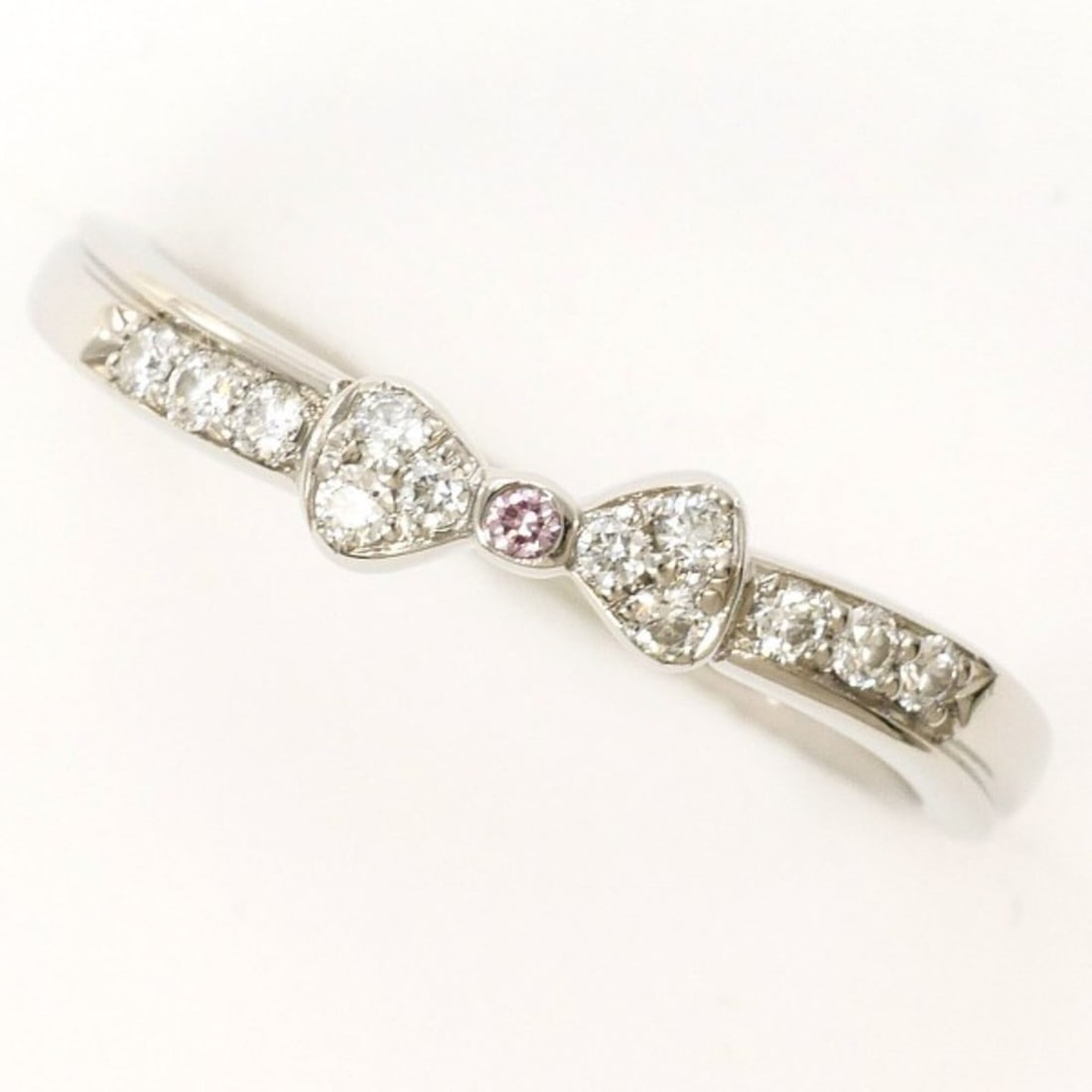 PT900 Platinum Ring with Pink Diamond, Diamonds (total 0.08 carats), and Blue Diamond. Total weight: --- Catalog ---Category: SizeWidth: 3mm / 0.12''Weight: 2.7g / 0.09oz.JP Size: 8US Size: 4.5Category: DesignType: Band ringColor: Blue, Pink, PlatinumMetal: PlatinumStone: DiamondGender: WomenMaterial