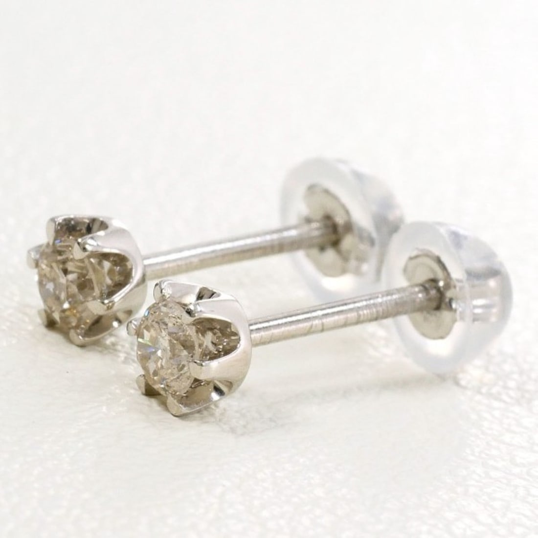 Platinum Diamond Earrings, Total Weight Approx. 0.7g, Used Jewelry, Like New Condition: --- Catalog ---Category: SizeWeight: 0.7g / 0.02oz.Category: DesignType: Stud earringsColor: PlatinumMetal: PlatinumStone: DiamondGender: WomenMaterial: PlatinumCategory: GeneralBrand: Unbranded--- It
