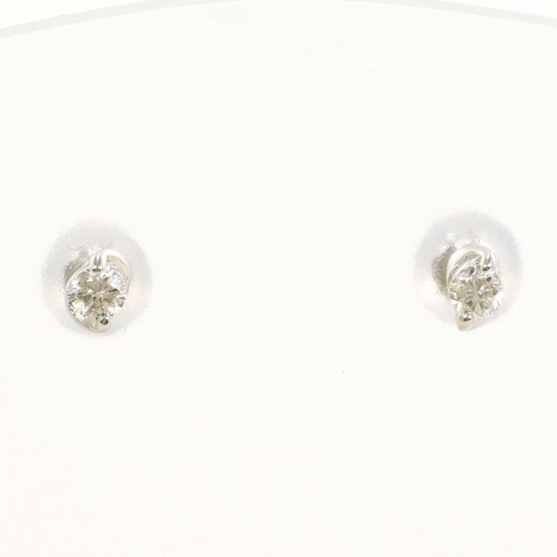 PT900 Platinum Earrings with 0.05g Diamonds x 2, Total Weight Approx. 0.4g, Used Jewelry, Like New: --- Catalog ---Category: SizeWeight: 0.4g / 0.01oz.Category: DesignType: Stud earringsColor: PlatinumMetal: PlatinumStone: DiamondGender: WomenMaterial: Platinum 900Weight (ct.): 0.05Category: General