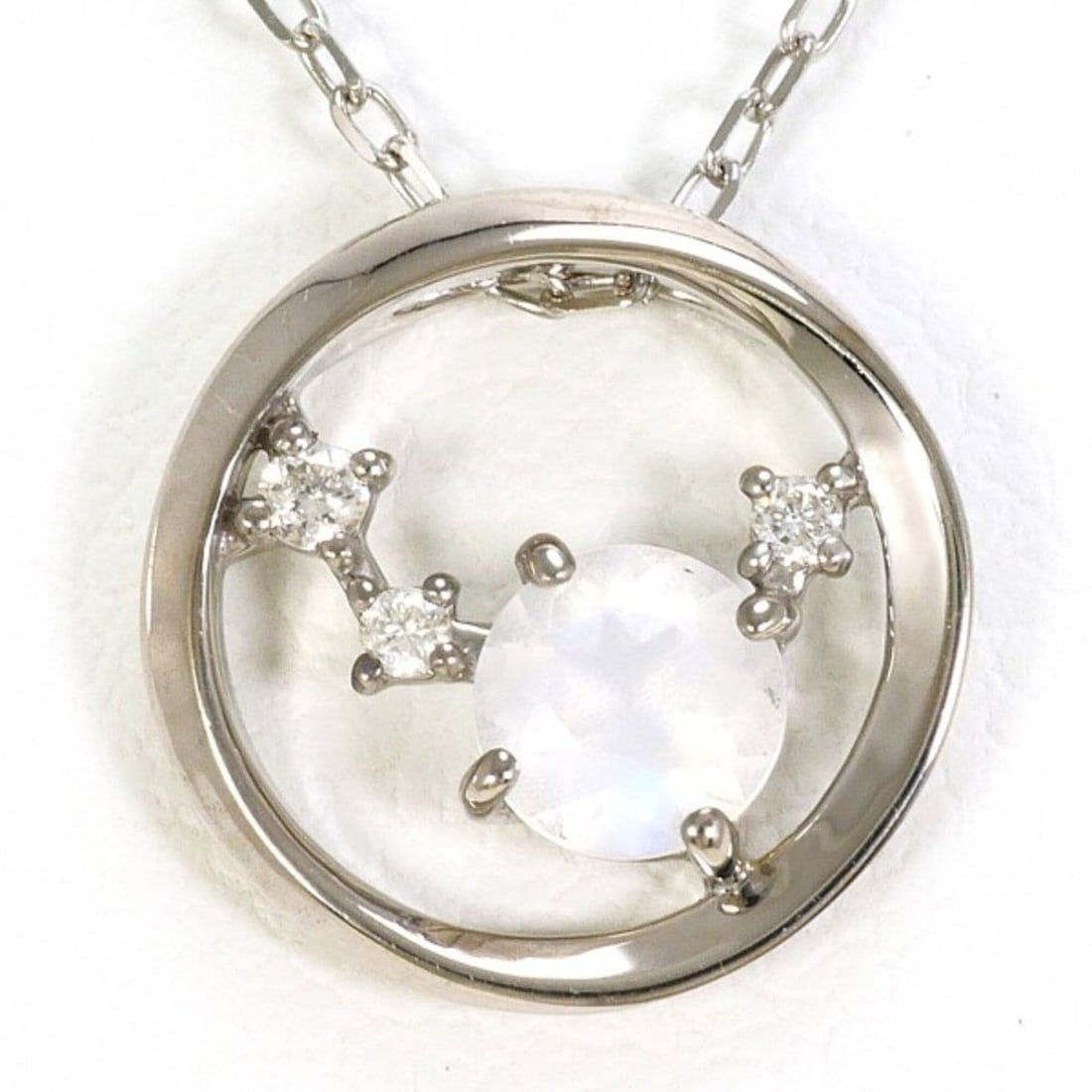 K10 10K WG White Gold Necklace with Blue Moonstone and Diamond. Total weight approximately 1.3g.: --- Catalog ---Category: SizeWeight: 1.3g / 0.04oz.Pendant Size: 10mm x 10mm / 0.39'' x 0.39''Neck Circumference: 40 cm / 15.74''Category: DesignColor: White goldMetal: White GoldStone: Diamond, Moons