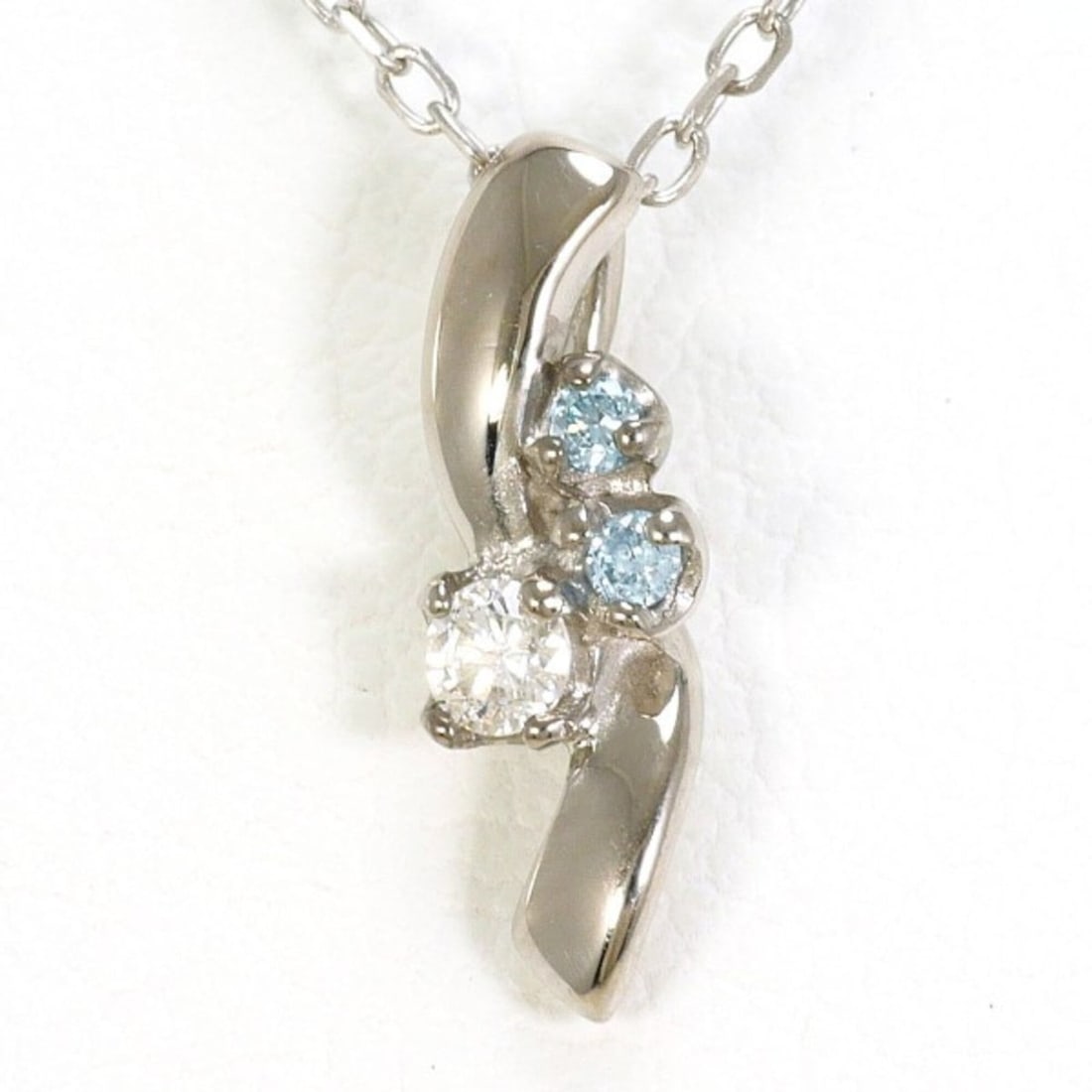 K10 10K WG White Gold Necklace with Blue Diamonds (Total 0.05g), Total Weight Approx. 1.0g, 40cm,: --- Catalog ---Category: SizeWeight: 1g / 0.03oz.Pendant Size: 11mm x 4mm / 0.43'' x 0.15''Neck Circumference: 40 cm / 15.74''Category: DesignColor: Blue, White goldMetal: White GoldStone: DiamondGend