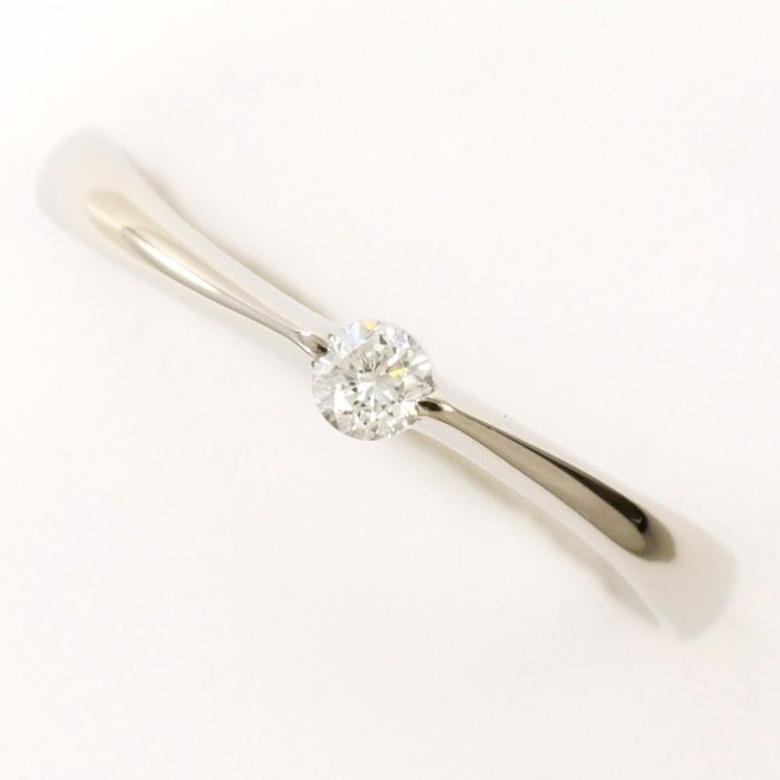 PT900 Platinum Ring, 1 Diamond (0.08 carat), Total Weight Approx. 1.9g, Used Jewelry, Like New: --- Catalog ---Category: SizeWidth: 3mm / 0.12''Weight: 1.9g / 0.06oz.JP Size: 12.5US Size: 6.5Category: DesignType: Band ringColor: PlatinumMetal: PlatinumStone: DiamondGender: WomenMaterial: Platinu