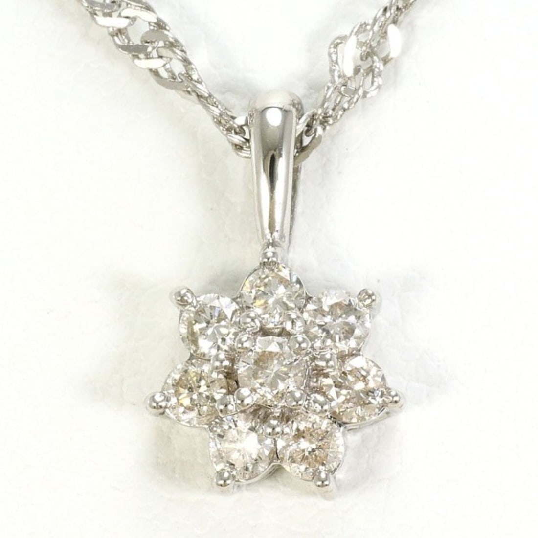 PT900 Platinum PT850 Necklace with Diamonds, Total Weight Approx. 3.9g, 40cm, Jewelry, Used, Like: --- Catalog ---Category: SizeWeight: 3.9g / 0.13oz.Pendant Size: 13mm x 8mm / 0.51'' x 0.31''Neck Circumference: 40 cm / 15.74''Category: DesignColor: PlatinumMetal: PlatinumStone: DiamondGender: Wome
