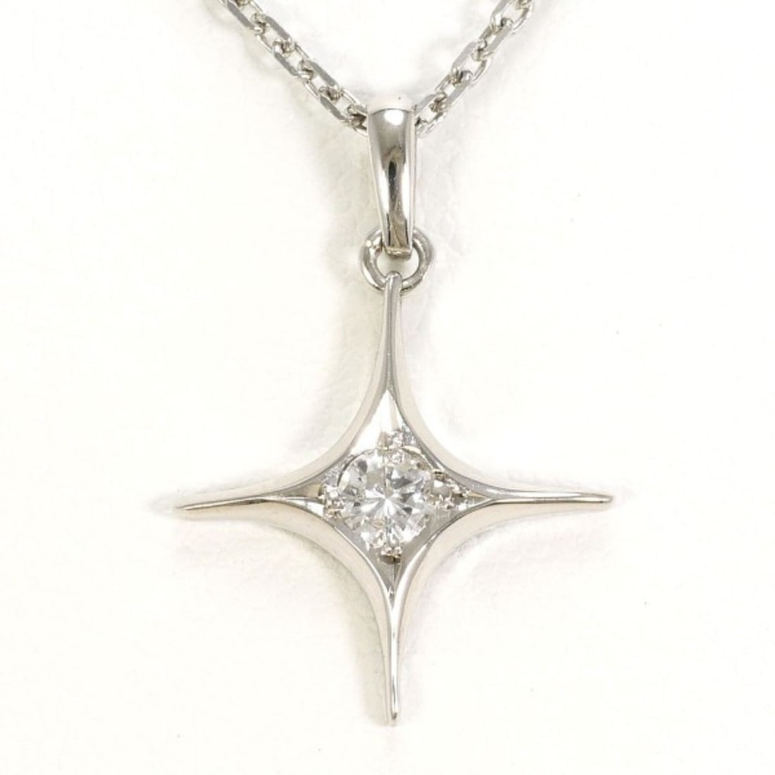 PT900 Platinum Necklace with 0.08 Carat Diamond, Total Weight Approx. 3.5g, 40cm, Used Jewelry, Like: --- Catalog ---Category: SizeWeight: 3.5g / 0.12oz.Pendant Size: 19mm x 13mm / 0.74'' x 0.51''Neck Circumference: 40 cm / 15.74''Category: DesignColor: PlatinumMetal: PlatinumStone: DiamondGender: Wom