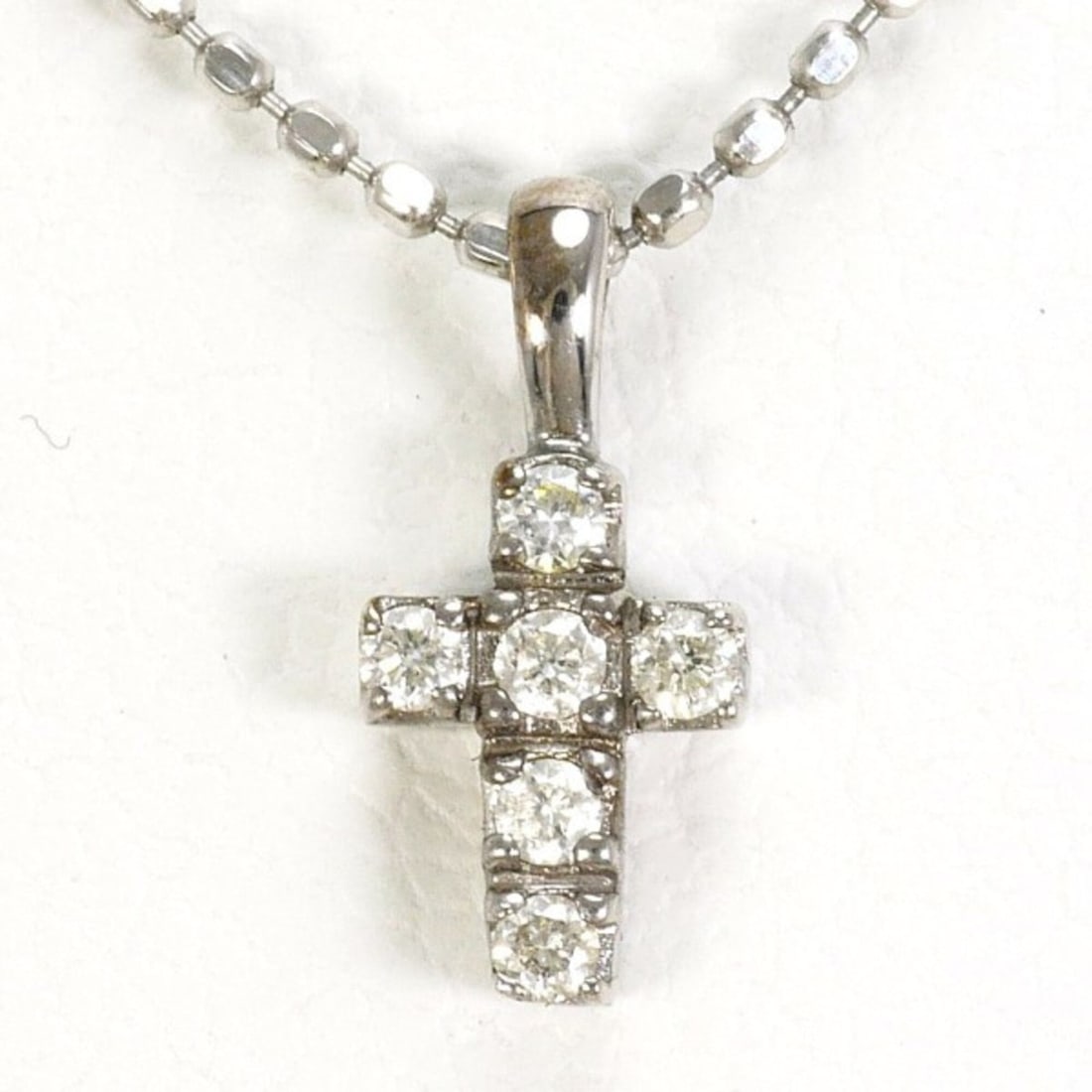 K10 10K White Gold (WG) and PT850 Necklace with Diamonds. Total weight approximately 1.9g.: --- Catalog ---Category: SizeWeight: 1.9g / 0.06oz.Pendant Size: 10mm x 5mm / 0.39'' x 0.19''Neck Circumference: 42 cm / 16.53''Category: DesignColor: Platinum, White goldMetal: Platinum, White GoldSt