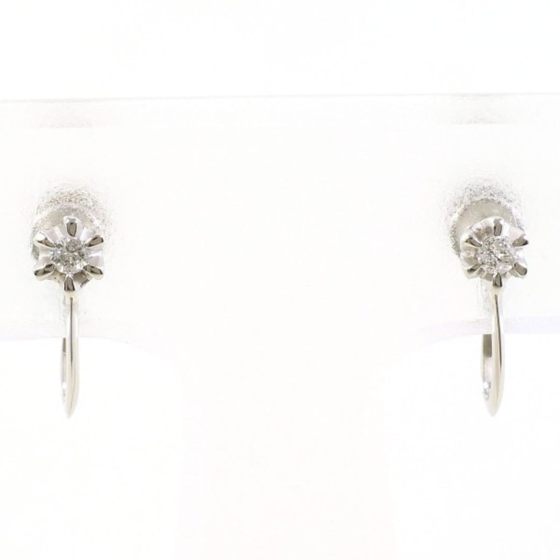 PT900 Platinum Earrings with 0.03g Diamonds x 2, Total Weight Approx. 1.3g, Used Jewelry, Like New: --- Catalog ---Category: SizeWeight: 1.3g / 0.04oz.Category: DesignType: Clip earringsColor: PlatinumMetal: PlatinumStone: DiamondGender: WomenMaterial: Platinum 900Weight (ct.): 0.03Category: General