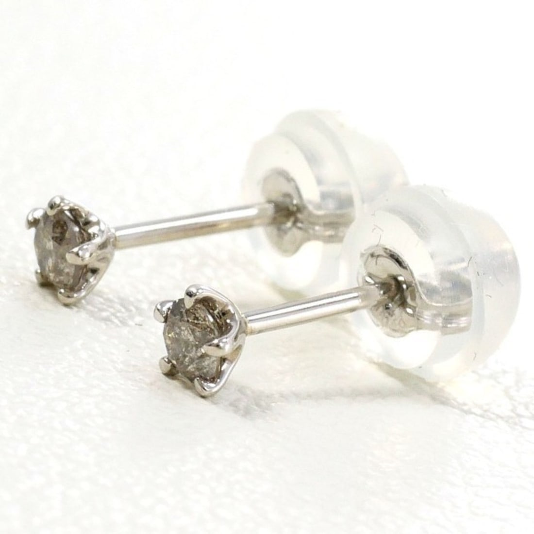 PT900 Platinum Earrings with 0.05g Diamonds x 2, Total Weight Approx. 0.4g, Used Jewelry, Like New: --- Catalog ---Category: SizeWeight: 0.4g / 0.01oz.Category: DesignType: Stud earringsColor: PlatinumMetal: PlatinumStone: DiamondGender: WomenMaterial: Platinum 900Weight (ct.): 0.05Category: General