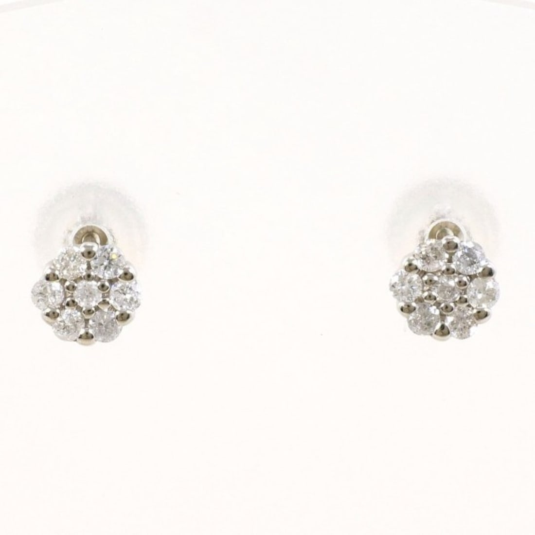 PT900 Platinum Earrings with 0.10ct Diamonds x 2, Total Weight Approx. 0.7g, Used Jewelry, Like New: --- Catalog ---Category: SizeWeight: 0.7g / 0.02oz.Category: DesignType: Stud earringsColor: PlatinumMetal: PlatinumStone: DiamondGender: WomenMaterial: Platinum 900Weight (ct.): 0.10Category: General