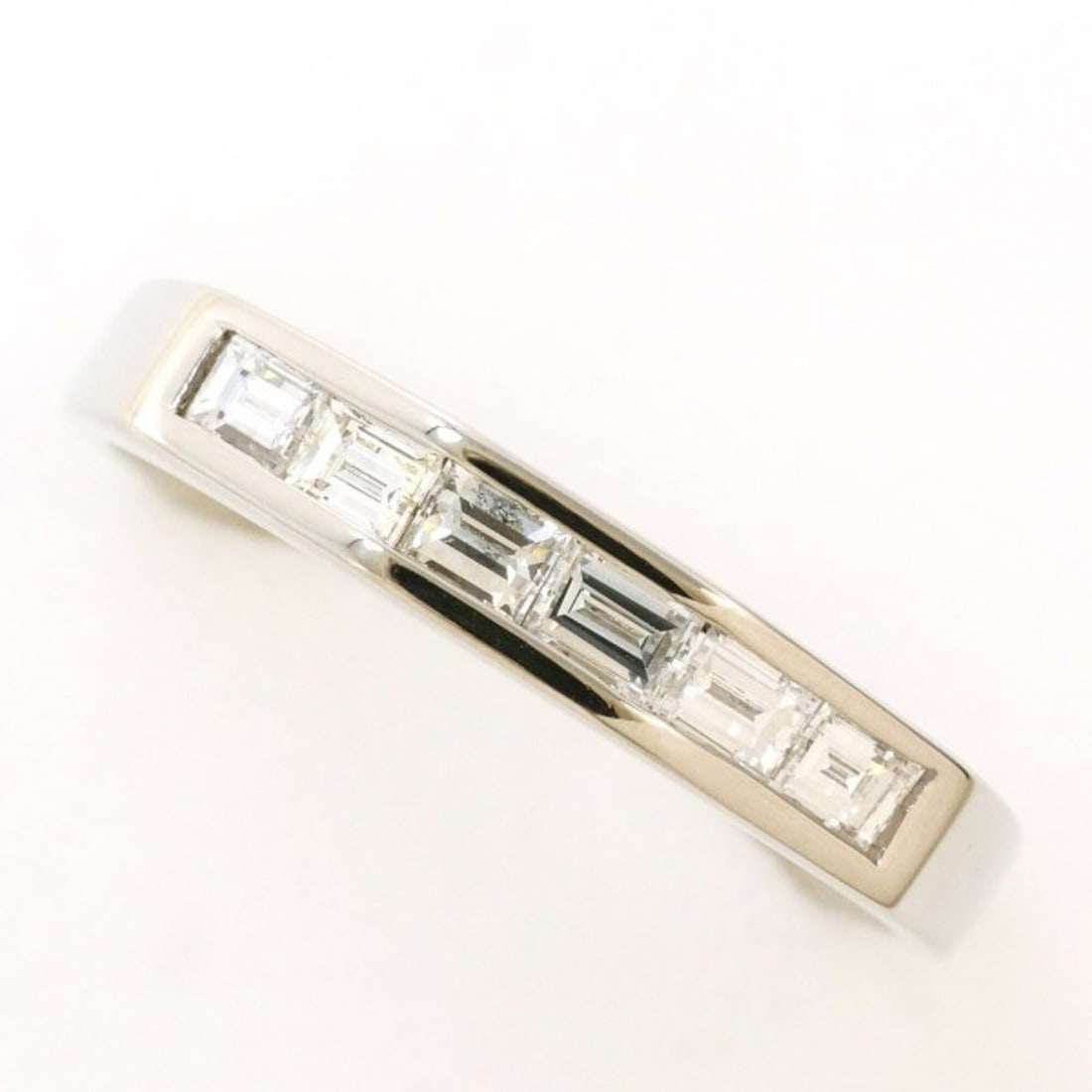 PT900 Platinum Ring, 1 Diamond (0.40g), Total Weight Approx. 4.0g, Used Jewelry, Like New Condition: --- Catalog ---Category: SizeWidth: 3mm / 0.12''Weight: 4g / 0.14oz.JP Size: 13US Size: 6.5Category: DesignType: Band ringColor: PlatinumMetal: PlatinumStone: DiamondGender: WomenMaterial: Platinum 90