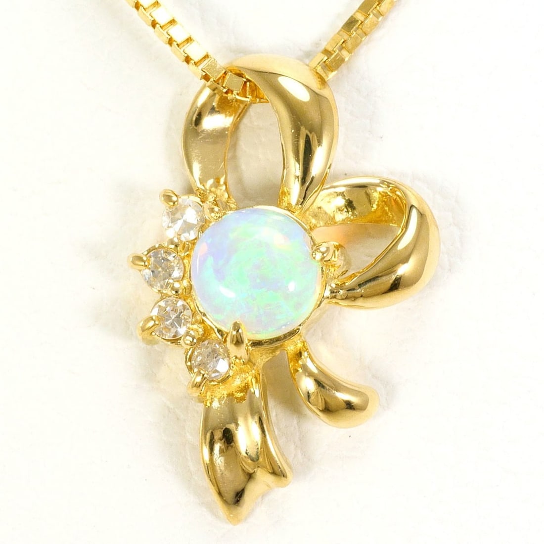 18K (18-karat) Yellow Gold Necklace with Opal and Diamond (carat mark not specified). Total weight: --- Catalog ---Category: SizeWeight: 2.4g / 0.08oz.Pendant Size: 15mm x 10mm / 0.59'' x 0.39''Neck Circumference: 40 cm / 15.74''Category: DesignColor: Yellow goldMetal: GoldStone: Diamond, OpalGender