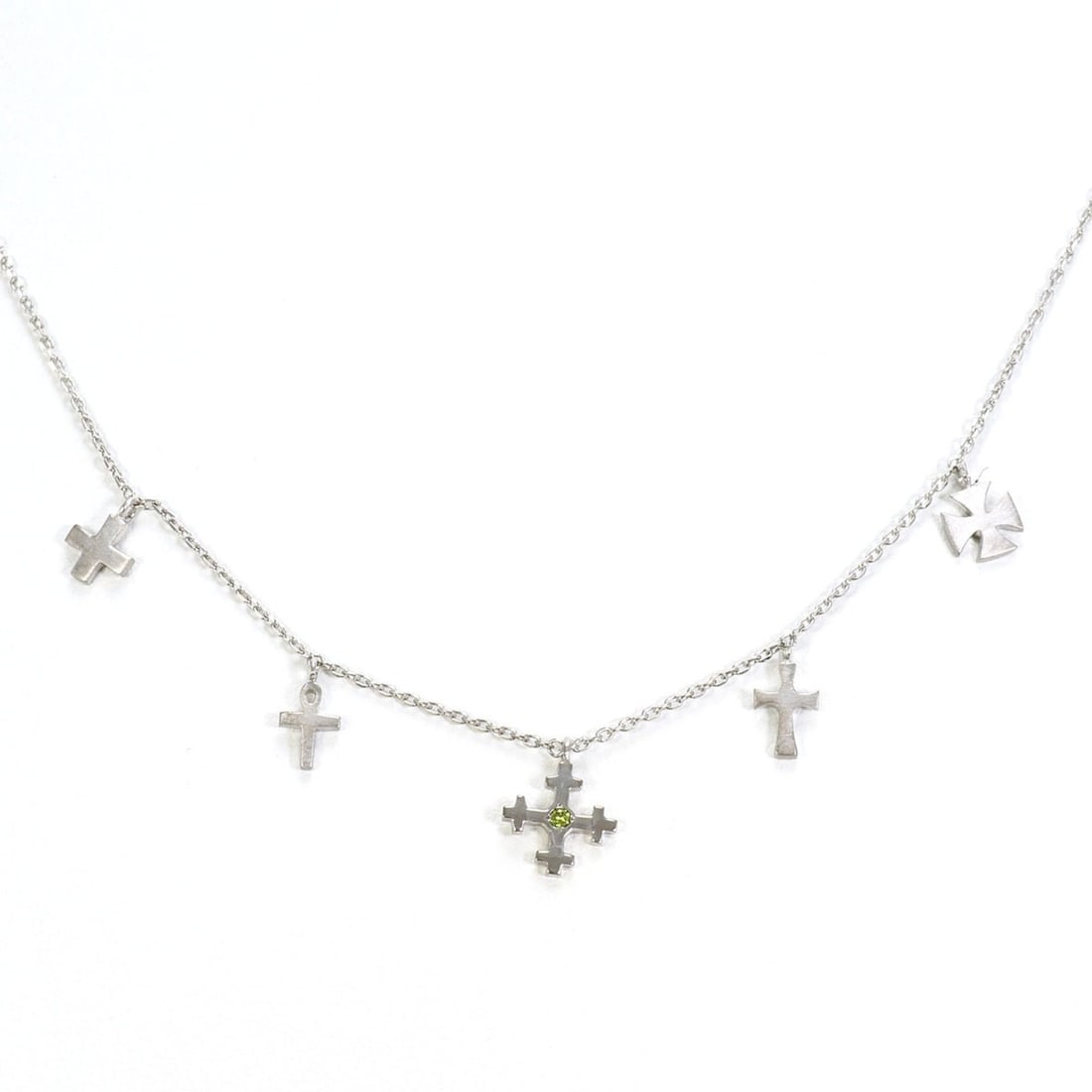 18K (18-karat white gold) necklace with green diamond (no carat markings), total weight 2.5g, 40cm: --- Catalog ---Category: SizeWeight: 2.5g / 0.08oz.Neck Circumference: 40 cm / 15.74''Category: DesignColor: Green, White goldMetal: White GoldStone: DiamondGender: WomenMaterial: White gold (18K)Meta