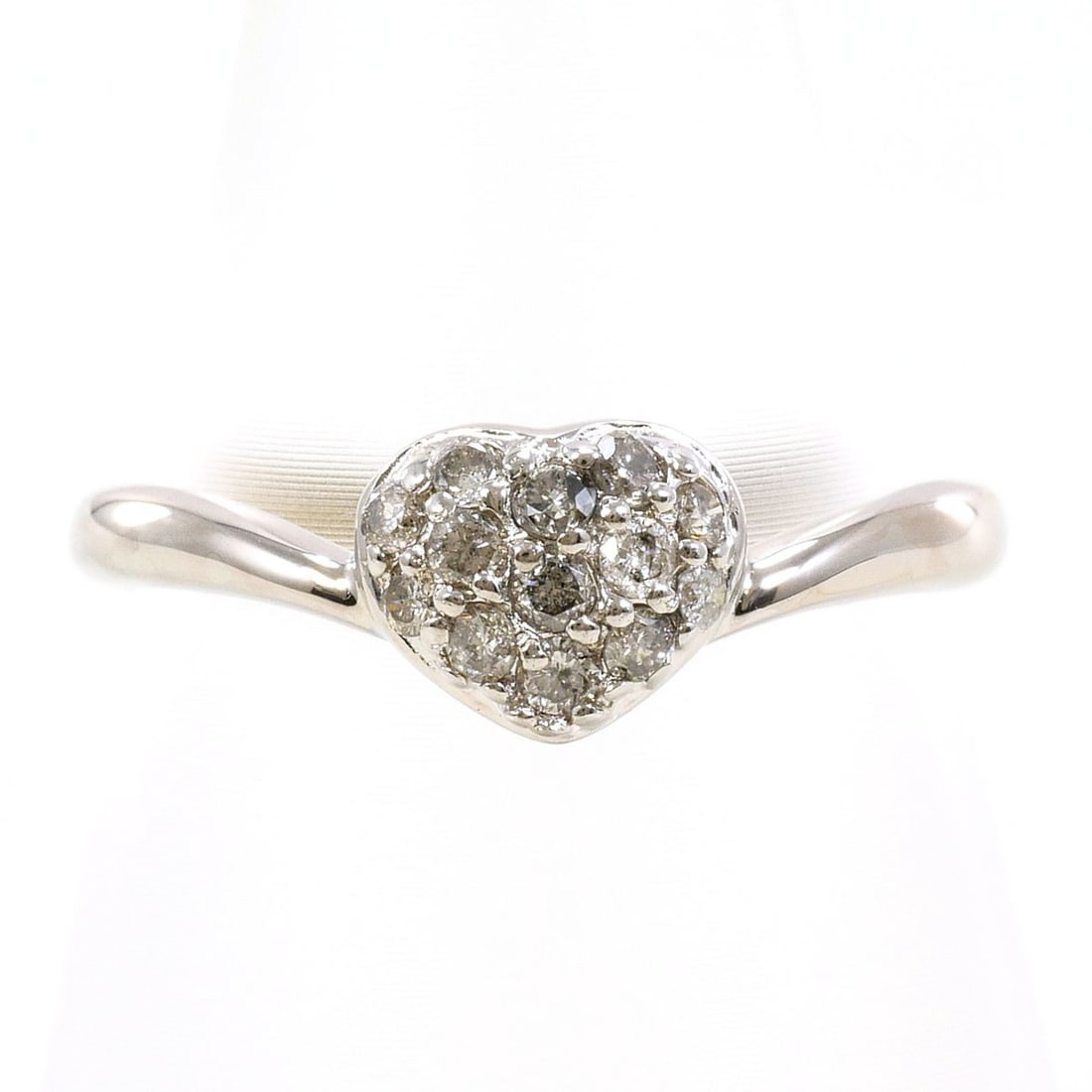 18K (18-karat white gold) ring with a 0.20 ct diamond, total weight 2.3g. Jewelry.: --- Catalog ---Category: SizeWeight: 2.3g / 0.08oz.JP Size: 11US Size: 6Category: DesignType: Band ringColor: White goldMetal: White GoldStone: DiamondGender: WomenMaterial: White gold (18K)Metal Puri
