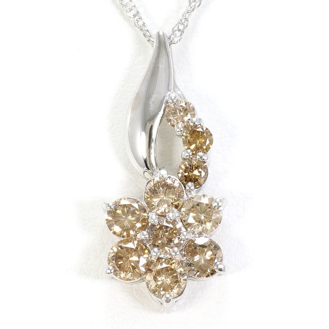 18K (18-karat white gold) necklace with brown diamond (1.0ct), total weight 2.4g, 42cm length.: --- Catalog ---Category: SizeWeight: 2.4g / 0.08oz.Pendant Size: 22mm x 10mm / 0.86'' x 0.39''Neck Circumference: 42 cm / 16.53''Category: DesignColor: Brown, White goldMetal: White GoldStone: Diamond