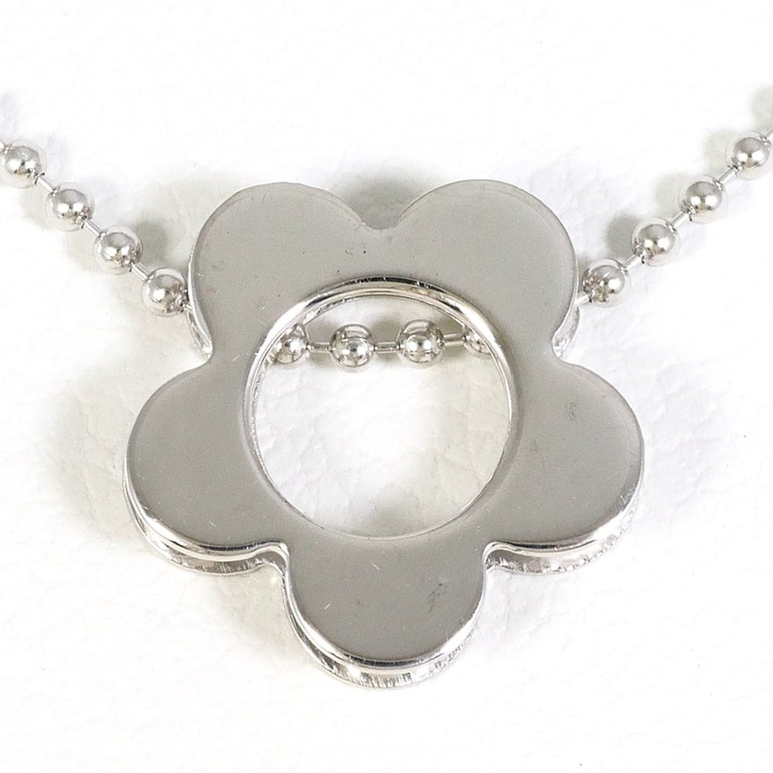 18K (18-karat white gold) necklace, total weight 2.3g, 40cm length, jewelry.: --- Catalog ---Category: SizeWeight: 2.3g / 0.08oz.Pendant Size: 10mm x 10mm / 0.39'' x 0.39''Neck Circumference: 40 cm / 15.74''Category: DesignColor: White goldMetal: White GoldGender: WomenMaterial