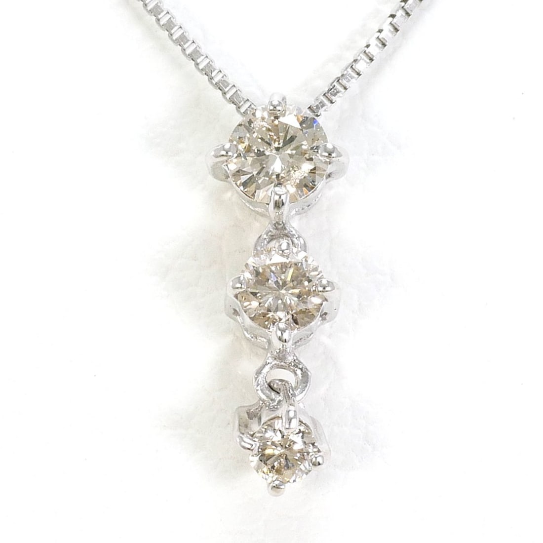 18K (18-karat white gold) necklace with 0.20ct diamond, total weight 1.4g, 40cm length, jewelry.: --- Catalog ---Category: SizeWeight: 1.4g / 0.04oz.Pendant Size: 9mm x 3mm / 0.35'' x 0.11''Neck Circumference: 40 cm / 15.74''Category: DesignColor: White goldMetal: White GoldStone: DiamondGender: W