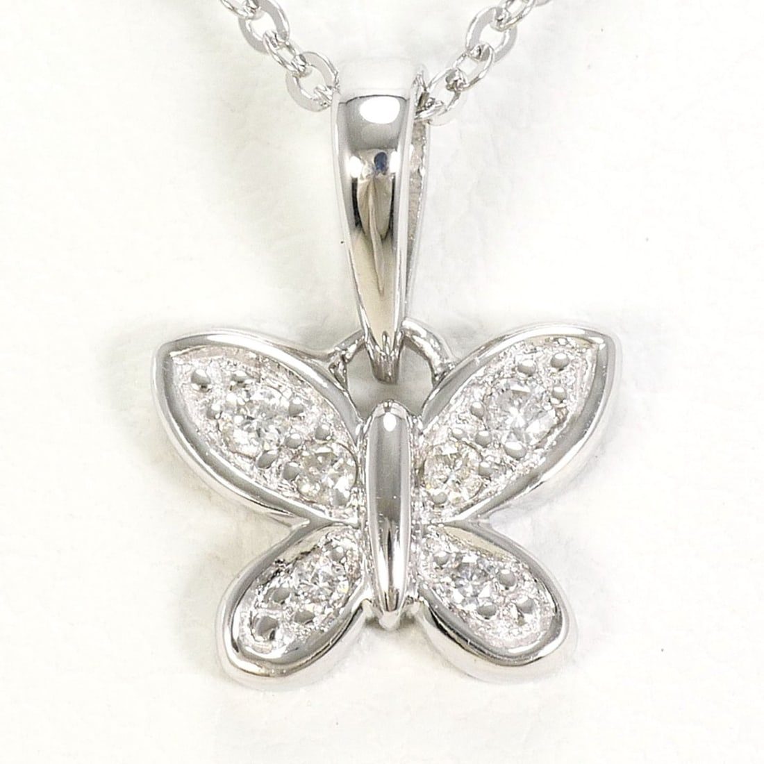 18K (18-karat white gold) necklace with diamond (carat weight not stamped), total 2.1g, 40cm length,: --- Catalog ---Category: SizeWeight: 2.1g / 0.07oz.Pendant Size: 12mm x 10mm / 0.47'' x 0.39''Neck Circumference: 40 cm / 15.74''Category: DesignColor: White goldMetal: White GoldStone: DiamondGender: