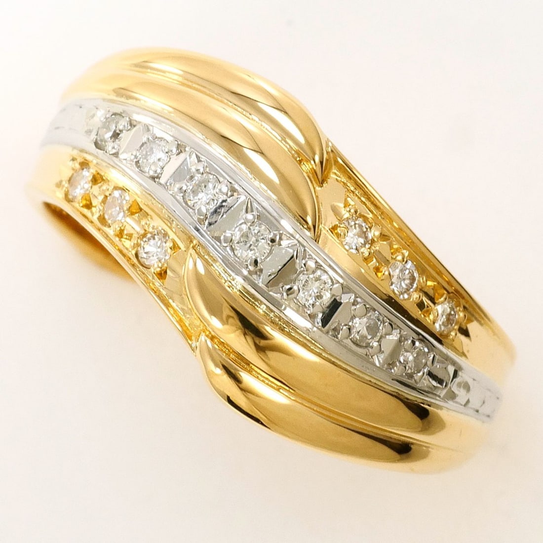 Platinum (PT) and yellow gold (YG) ring with a 0.13ct diamond, total weight 5.1g. Jewelry.: --- Catalog ---Category: SizeWidth: 11mm / 0.43''Weight: 5.1g / 0.17oz.JP Size: 12US Size: 6.5Category: DesignType: Band ringColor: Platinum, Yellow goldMetal: Gold, PlatinumStone: DiamondGender: Wome