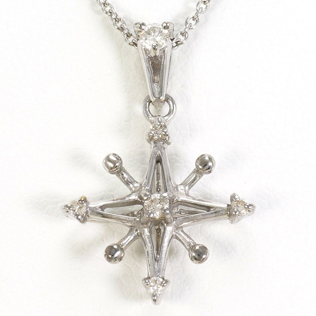 18K (18-karat white gold) necklace with 0.08ct diamond, total weight 2.5g, 40cm length, jewelry.: --- Catalog ---Category: SizeWeight: 2.5g / 0.08oz.Pendant Size: 19mm x 13mm / 0.74'' x 0.51''Neck Circumference: 40 cm / 15.74''Category: DesignColor: White goldMetal: White GoldStone: DiamondGender: