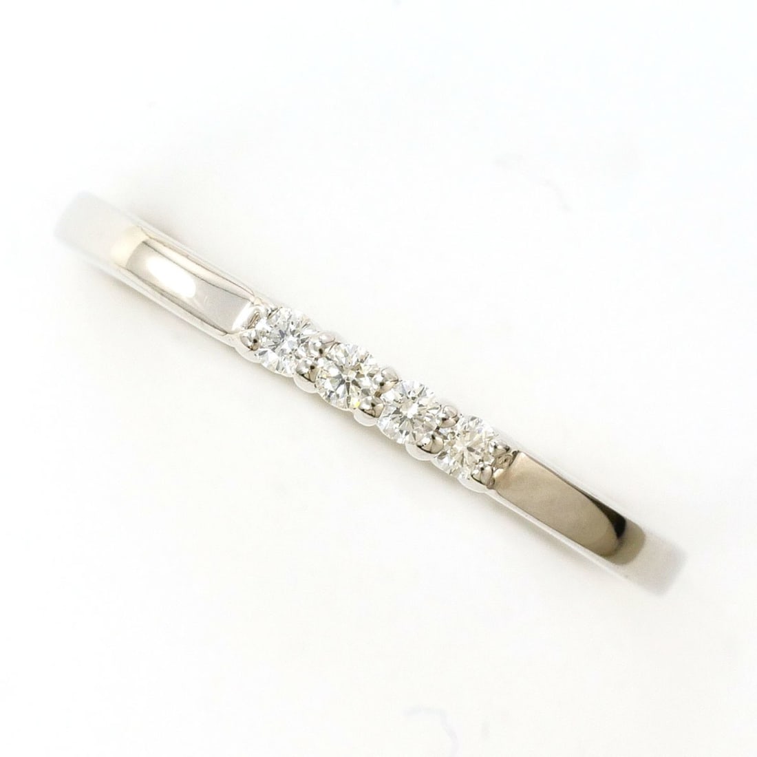 18K (18-karat white gold) ring with a 0.07ct diamond, total weight 1.6g. Jewelry.: --- Catalog ---Category: SizeWidth: 2mm / 0.08''Weight: 1.6g / 0.05oz.JP Size: 11US Size: 6Category: DesignType: Band ringColor: White goldMetal: White GoldStone: DiamondGender: WomenMaterial: White g