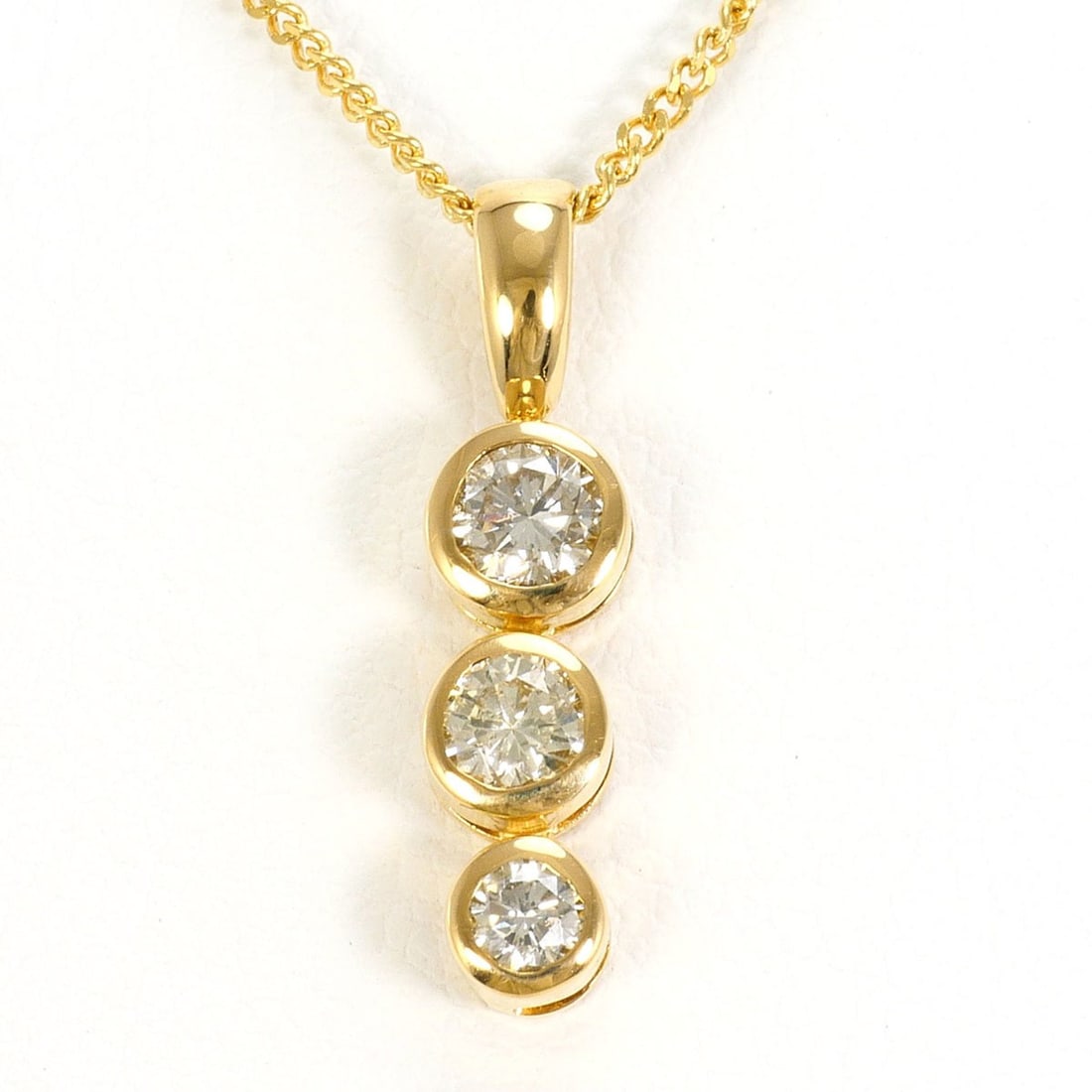 18K (18-karat) Yellow Gold Necklace with 0.35ct Diamond, Total Weight 3.0g, 40cm Length, Jewelry: --- Catalog ---Category: SizeWeight: 3g / 0.1oz.Pendant Size: 18mm x 5mm / 0.7'' x 0.19''Neck Circumference: 40 cm / 15.74''Category: DesignColor: Clear, Yellow goldMetal: GoldStone: DiamondGender: Wo