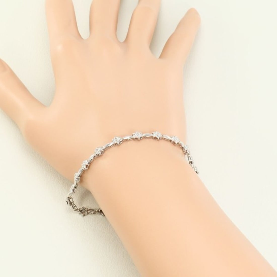 K10WG Bracelet with Diamonds, Total Weight Approx. 3.8g, 17.5cm, Jewelry, Used, Like New Condition: --- Catalog ---Category: SizeLength: 17.5cm / 6.88''Weight: 3.8g / 0.13oz.Total Length: 17.5cm / 6.88''Category: DesignType: Charm braceletColor: White goldMetal: White GoldStone: DiamondGender: Women
