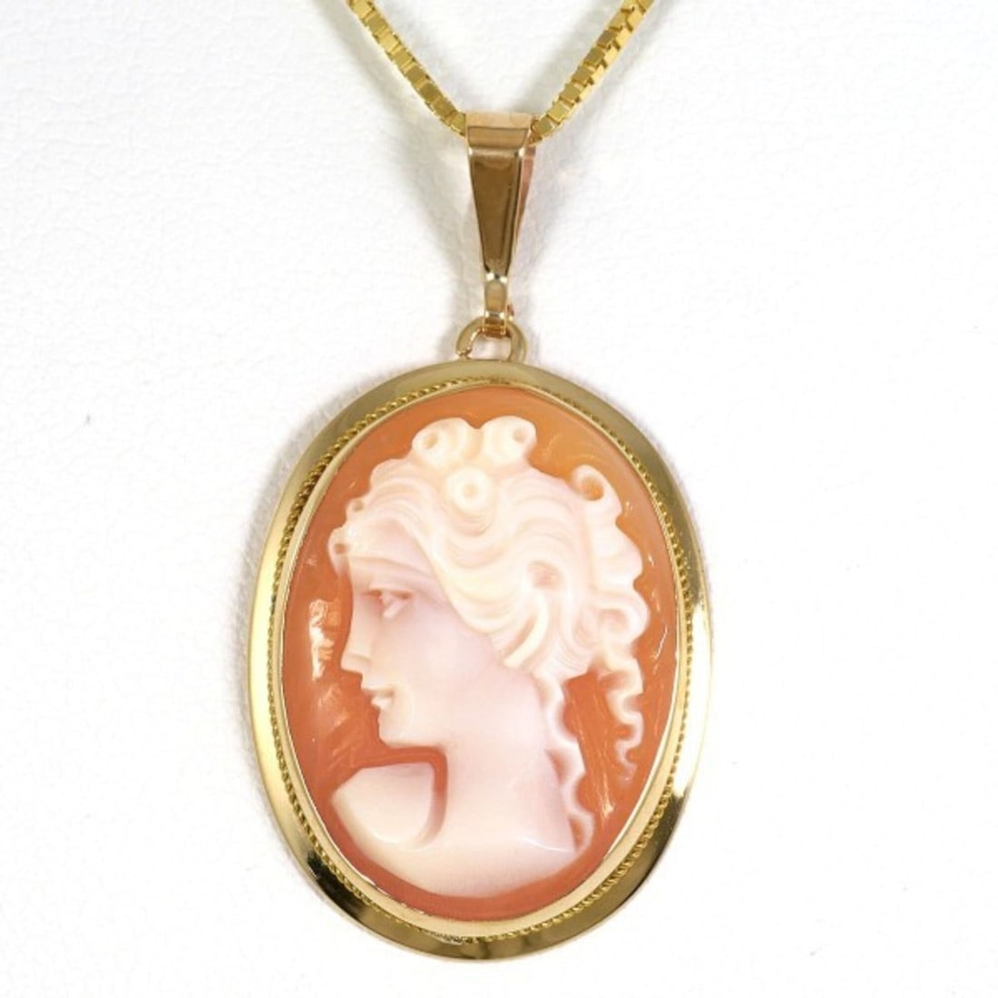 14K Yellow Gold Necklace with Shell Cameo, Total Weight Approx. 4.3g, 45cm, Jewelry, Used, Like New: --- Catalog ---Category: SizeWeight: 4.3g / 0.15oz.Pendant Size: 31mm x 17mm / 1.22'' x 0.66''Neck Circumference: 45 cm / 17.71''Category: DesignColor: Yellow goldMetal: GoldGender: WomenMaterial: Yel