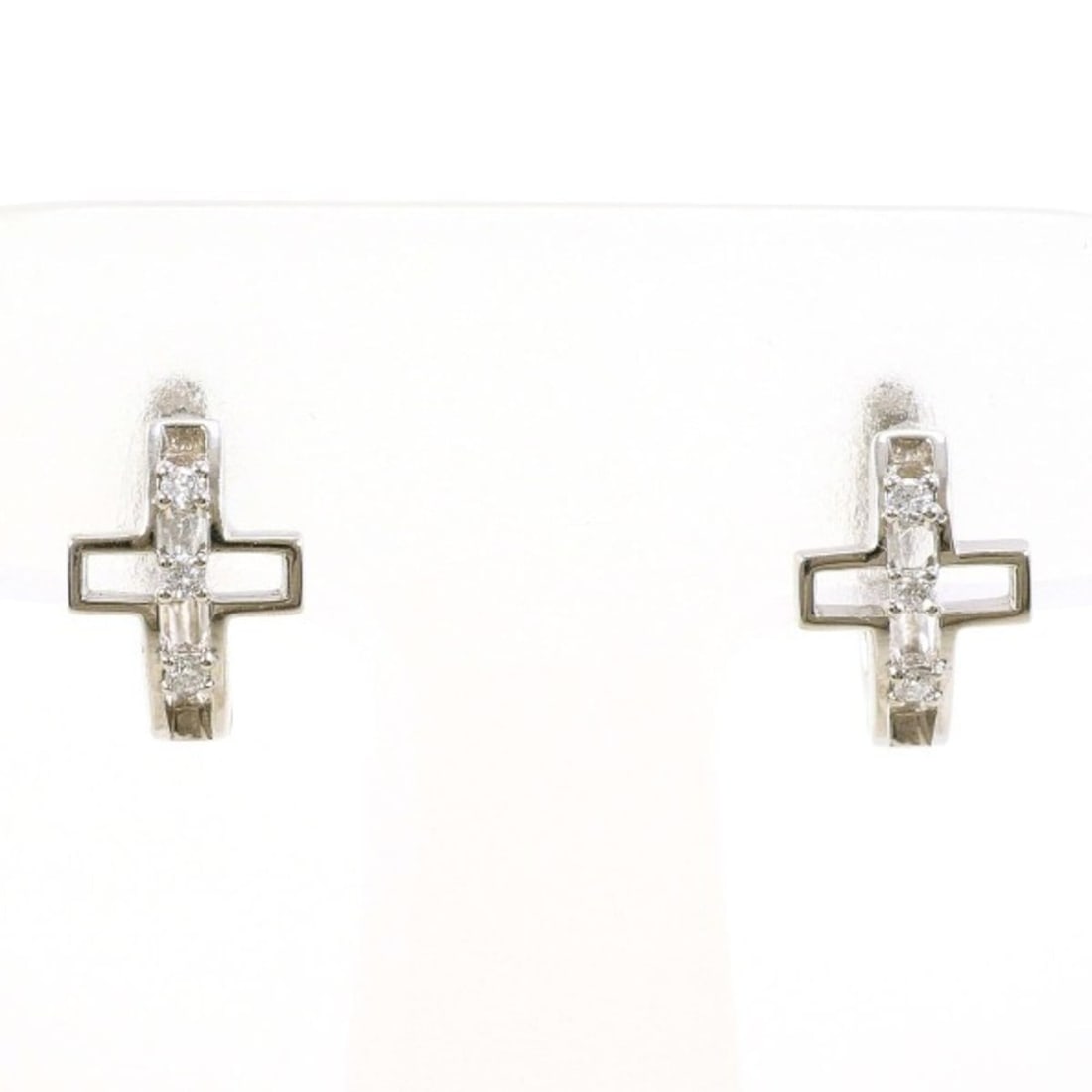 PT900 Platinum Earrings with 0.03mm Diamonds x 2, Total Weight Approx. 2.5g, Used Jewelry, Like New: --- Catalog ---Category: SizeWeight: 2.5g / 0.08oz.Category: DesignType: Stud earringsColor: PlatinumMetal: PlatinumStone: DiamondGender: WomenMaterial: Platinum 900Weight (ct.): 0.03Category: General