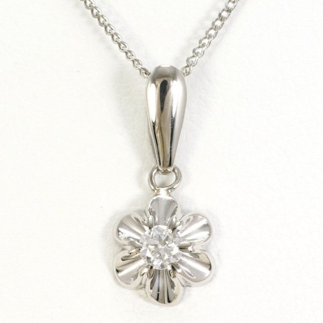 PT850 Platinum Necklace with 0.11ct Diamond, Total Weight Approx. 2.6g, 43cm, Jewelry, Used, Like: --- Catalog ---Category: SizeWeight: 2.6g / 0.09oz.Pendant Size: 15mm x 7mm / 0.59'' x 0.27''Neck Circumference: 43 cm / 16.92''Category: DesignColor: PlatinumMetal: PlatinumStone: DiamondGender: Wome