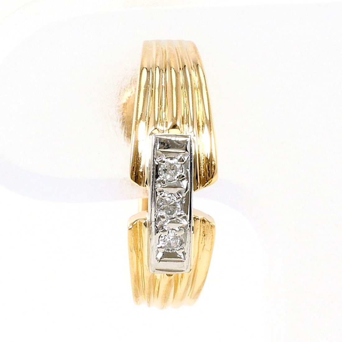 PT900 Platinum 18K Yellow Gold Earring (Single) with Diamond (No carat marking), Total Weight 2.4g,: --- Catalog ---Category: SizeWeight: 2.4g / 0.08oz.Category: DesignType: Clip earringsColor: Platinum, Yellow goldMetal: Gold, PlatinumStone: DiamondGender: WomenMaterial: Platinum 900, Yellow gold (1