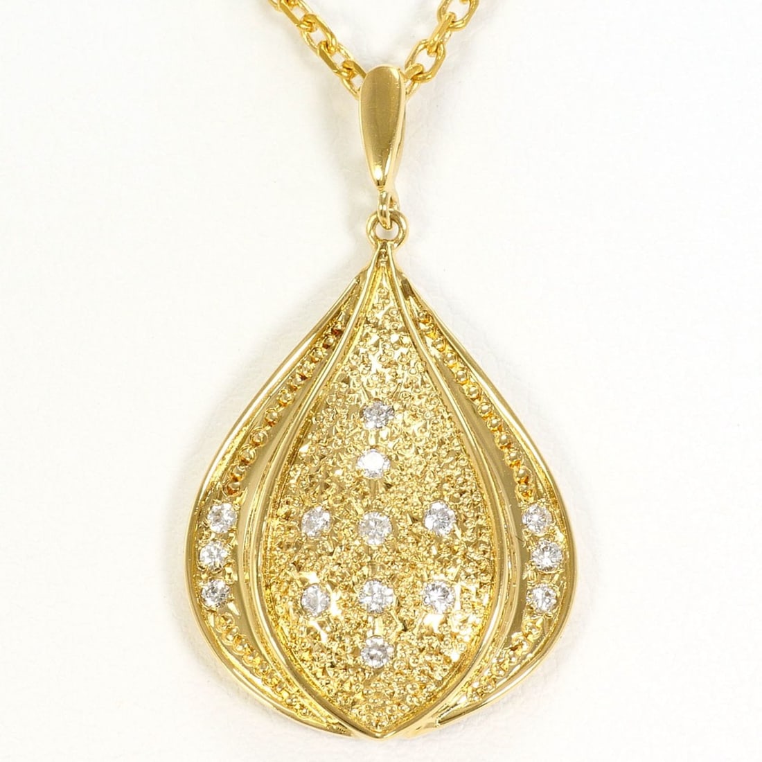 18K (18-karat) Yellow Gold Necklace with 0.22ct Diamond, Certificate of Authenticity, Total Weight: --- Catalog ---Category: SizeWeight: 8.4g / 0.29oz.Pendant Size: 33mm x 19mm / 1.29'' x 0.74''Neck Circumference: 40 cm / 15.74''Category: DesignColor: Yellow goldMetal: GoldStone: DiamondGender: Wome