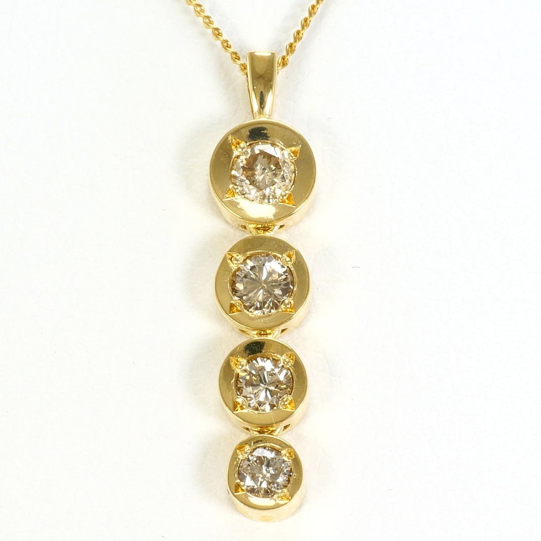 18K (18-karat) Yellow Gold Necklace with 0.5ct Diamond, Certificate of Authenticity, Total Weight: --- Catalog ---Category: SizeWeight: 2.6g / 0.09oz.Pendant Size: 25mm x 6mm / 0.98'' x 0.23''Neck Circumference: 40 cm / 15.74''Category: DesignColor: Yellow goldMetal: GoldStone: DiamondGender: Women