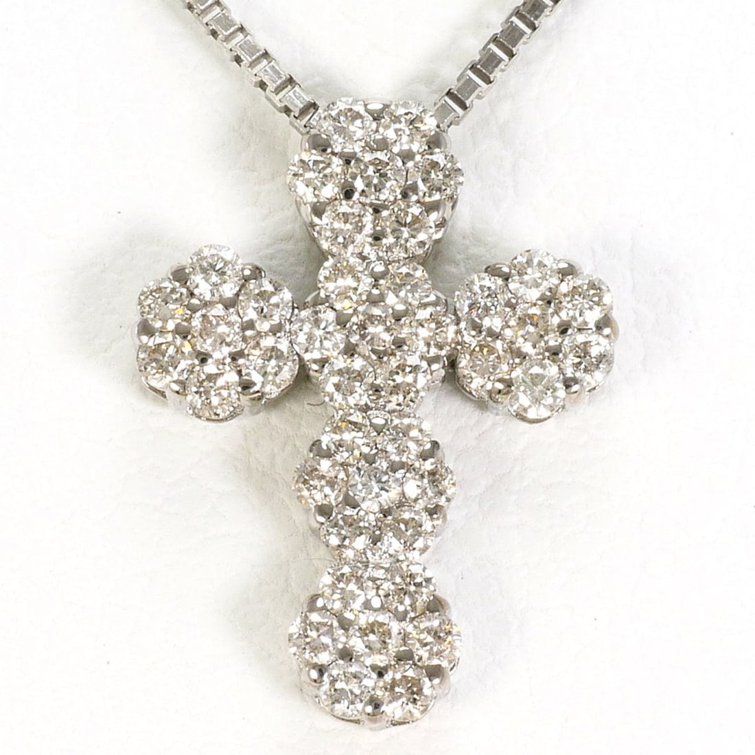 18K (18-karat white gold) necklace with 0.30ct diamond, includes appraisal certificate, total weight: --- Catalog ---Category: SizeWeight: 3.9g / 0.13oz.Pendant Size: 13mm x 10mm / 0.51'' x 0.39''Neck Circumference: 84 cm / 33.07''Category: DesignColor: White goldMetal: White GoldStone: DiamondGender: