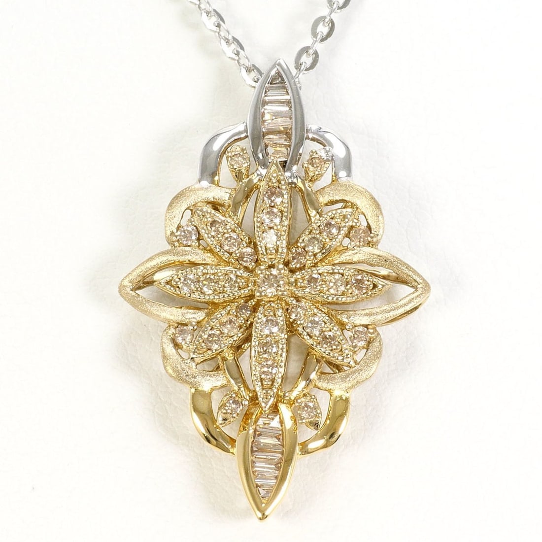 18K (18-karat) Yellow Gold Necklace with 0.36ct Diamond, Certificate of Authenticity, Total Weight: --- Catalog ---Category: SizeWeight: 6.2g / 0.21oz.Pendant Size: 29mm x 19mm / 1.14'' x 0.74''Neck Circumference: 42 cm / 16.53''Category: DesignColor: White gold, Yellow goldMetal: Gold, White GoldSt