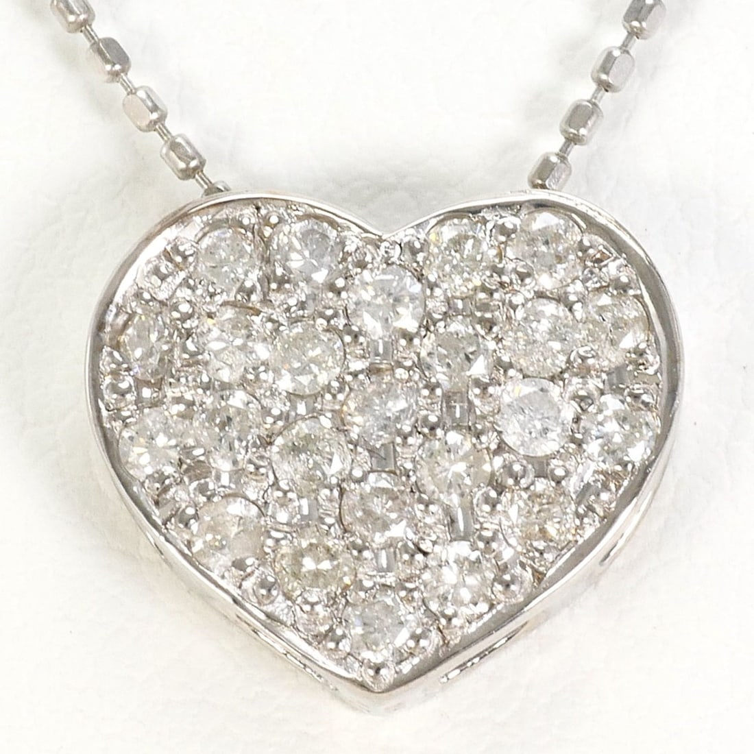18K (18-karat white gold) necklace with 0.50ct diamond, includes appraisal certificate, total weight: --- Catalog ---Category: SizeWeight: 2.5g / 0.08oz.Pendant Size: 10mm x 12mm / 0.39'' x 0.47''Neck Circumference: 40 cm / 15.74''Category: DesignColor: White goldMetal: White GoldStone: DiamondGender: