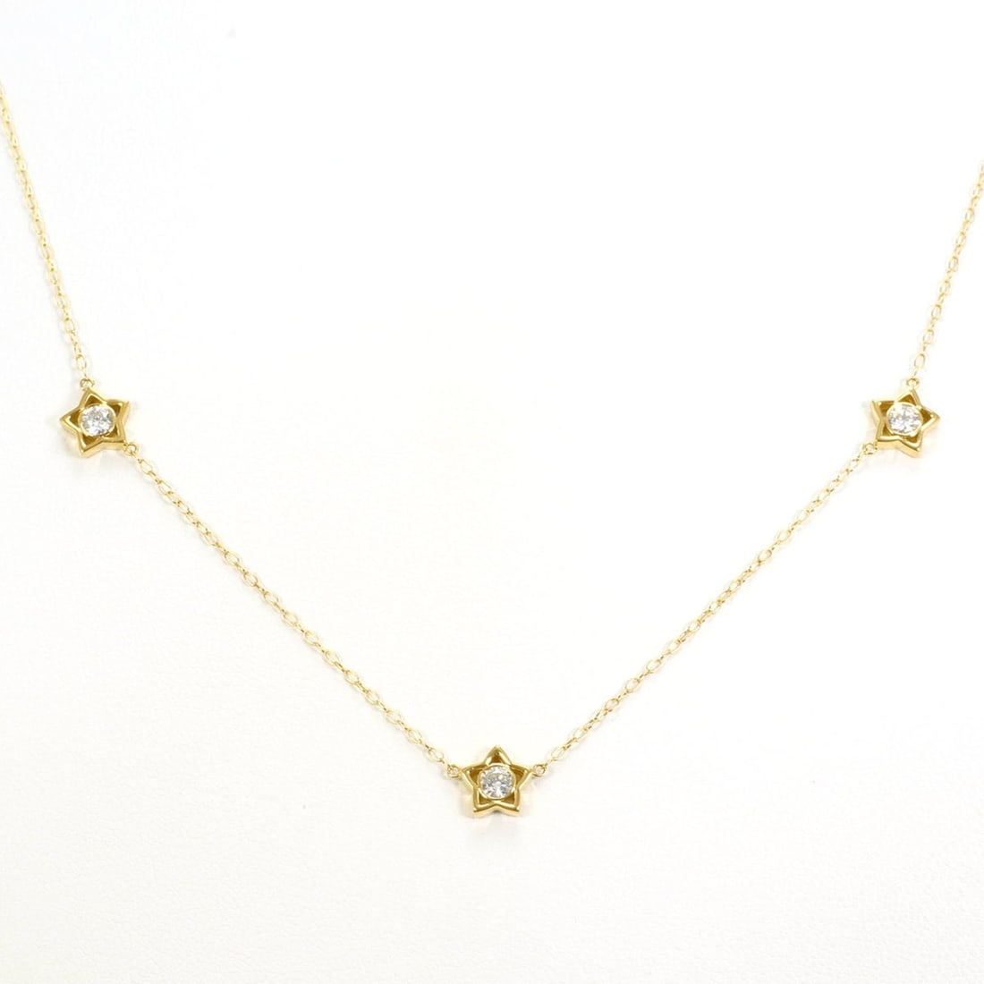 18K (18-karat) Yellow Gold Necklace with Diamond (carat weight not stamped), Total Weight 2.1g,: --- Catalog ---Category: SizeWeight: 2.1g / 0.07oz.Pendant Size: 6mm x 6mm / 0.23'' x 0.23''Neck Circumference: 47 cm / 18.5''Category: DesignColor: Yellow goldMetal: GoldStone: DiamondGender: WomenMa