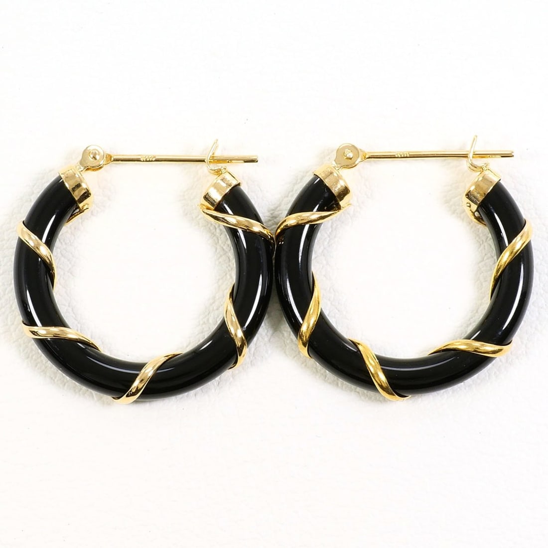 18K (18-karat) Yellow Gold (YG) Earrings with Onyx, Total Weight 2.5g, Jewelry: --- Catalog ---Category: SizeWeight: 2.5g / 0.08oz.Category: DesignType: Hoop earringsColor: Yellow goldMetal: GoldStone: OnyxGender: WomenMaterial: Yellow gold (18K)Metal Purity: 18KCategory: General
