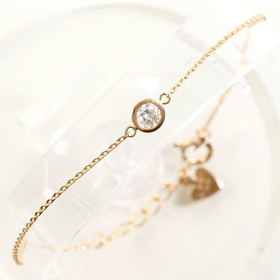 18K (18-karat gold) Pink Gold Bracelet with 0.10ct Diamond, Total Weight 0.8g, 19cm, Jewelry: --- Catalog ---Category: SizeLength: 19cm / 7.48''Weight: 0.8g / 0.02oz.Category: DesignType: Charm braceletColor: Pink goldMetal: GoldStone: DiamondGender: WomenMaterial: Pink gold (18K)Metal Purity: