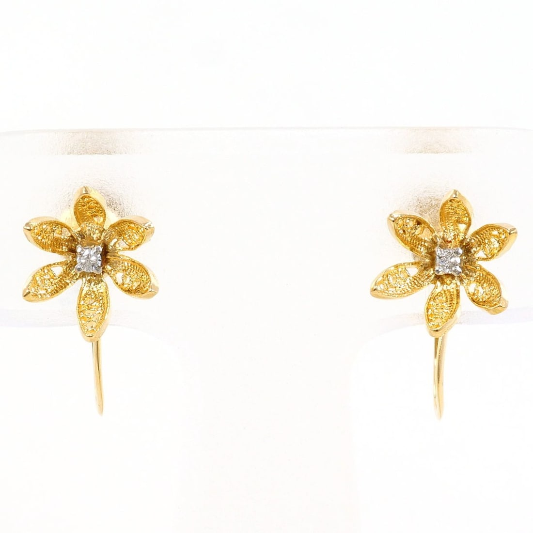 18K (18-karat) yellow gold earrings with diamonds (carat mark not specified), total weight 1.8g,: --- Catalog ---Category: SizeWeight: 1.8g / 0.06oz.Category: DesignType: Clip earringsColor: White gold, Yellow goldMetal: GoldStone: DiamondGender: WomenMaterial: Yellow gold (18K)Metal Purity: 18KCa