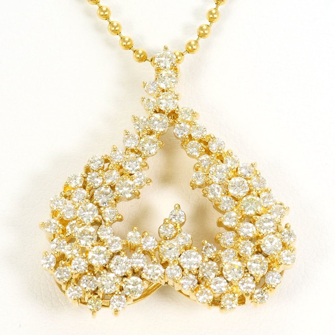 18K (18-karat) Yellow Gold Necklace with 2.08ct Diamonds, Total Weight 11.2g, 41cm Length, Jewelry: --- Catalog ---Category: SizeWeight: 11.2g / 0.39oz.Pendant Size: 29mm x 26mm / 1.14'' x 1.02''Neck Circumference: 41 cm / 16.14''Category: DesignColor: Yellow goldMetal: GoldStone: DiamondGender: Wom