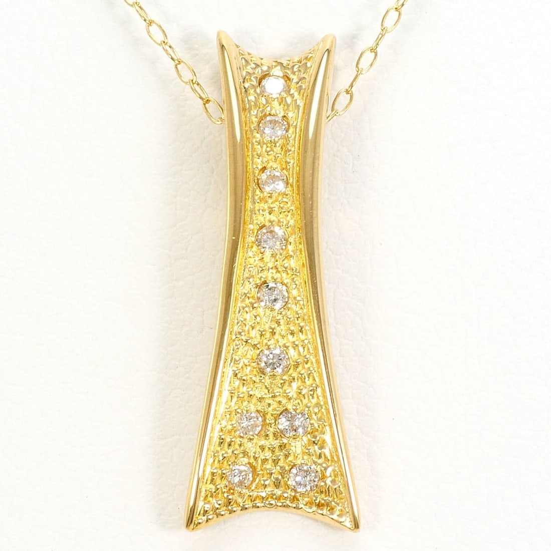 18K (18-karat) Yellow Gold Necklace with 0.10ct Diamond, Total Weight 2.6g, 40cm Length, Jewelry: --- Catalog ---Category: SizeWeight: 2.6g / 0.09oz.Pendant Size: 23mm x 8mm / 0.9'' x 0.31''Neck Circumference: 40 cm / 15.74''Category: DesignColor: Yellow goldMetal: GoldStone: DiamondGender: WomenM