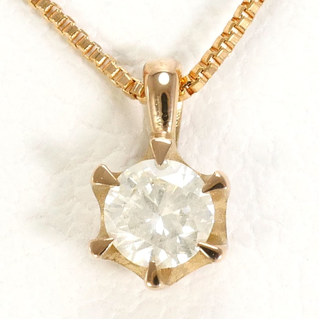18K (18-karat gold) Pink Gold Necklace with 0.10ct Diamond, Total Weight 1.0g, 40cm Length, Jewelry: --- Catalog ---Category: SizeWeight: 1g / 0.03oz.Pendant Size: 6mm x 4mm / 0.23'' x 0.15''Neck Circumference: 40 cm / 15.74''Category: DesignColor: Pink goldMetal: GoldStone: DiamondGender: WomenMater