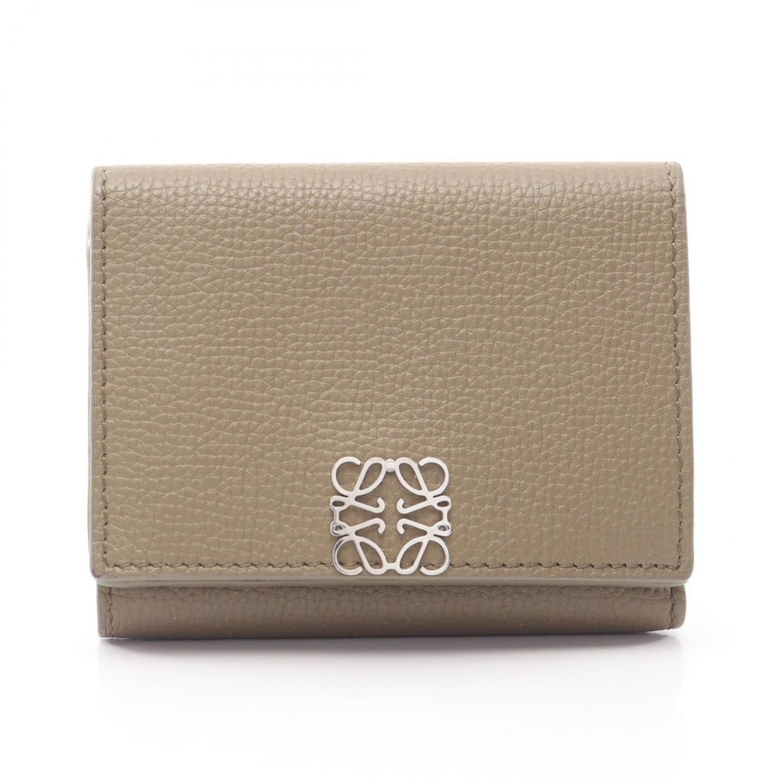 Loewe Anagram Trifold Wallet, Leather, Women's, Beige: --- Catalog ---Category: SizeSize (HxWxD): 8cm x 10cm x 2.5cm / 3.14'' x 3.93'' x 0.98''Category: DesignType: Wallet (tri-fold)Color: BeigeGender: WomenMaterial: Leather Category: GeneralBrand: Loewe-
